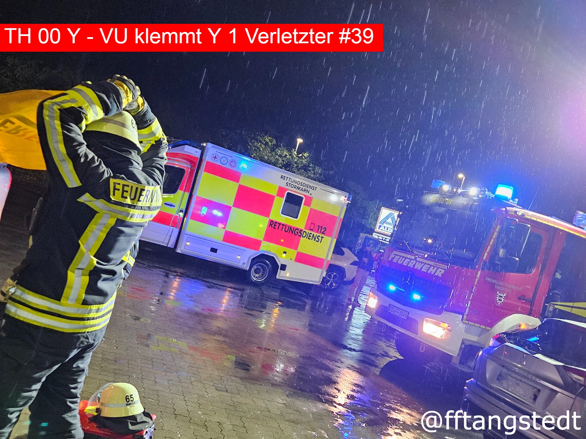 🚨 Nr. 39/2025
📆 01.11.2025, 18:08 Uhr
📟 TH 00 Y - VU klemmt Y 1 Verletzter
🌐 OT Tangstedt / Eichkoppeltwiete
⚠Auf dem Parkplatz eines lokalen Einzelhandels war eine Person von einem PKW erfasst worden und sollte sich, gemäß Meldung noch unter dem Fahrzeug befinden, woraufhin die Leitstelle uns und die Kameraden aus Wilstedt alarmierte. Vor Ort eingetroffen bestätigte sich die Situation, dass die Person noch teilweise unter dem Fahrzeug lag, diese jedoch frei und nicht eingeklemmt war. Wir übernahmen die Erstversorgung bis zum Eintreffen des Rettungsdienstes, leuchteten die Einsatzstelle aus, schützten den Patienten mittels Plane vor dem einsetzenden Regen und halfen bei der Befreiung, sowie der Verbringung in den Rettungswagen. Nach ca. 30 Minuten konnte die Einsatzstelle der Polizei übergeben werden und wir rückten wieder ein.
Alarmierte Kräfte: FF Tangstedt, Freiwillige Feuerwehr Wilstedt (@ffwilstedt), 1x NEF, 2x RTW, 2x Polizei
👍🏼Like=Vielen Dank an die Einsatzkräfte🧑🏼🚒🧑🏼🚒
Alle Einsätze findest du hier:
https://www.feuerwehr-tangstedt.de/einsaetze-2025
#feuerwehr #firefighter #freiwilligefeuerwehr #ehrenamt #retterherz #blaulicht #blaulichtfamilie #fireandrescue #einsatz #alarm #atemschutz #feuer #technischehilfeleistung #einsatzfahrzeug #löschfahrzeug #notruf #instagram #insta #instagramreels #reelsinstagram #reelsofinstagram #instagramreel #reels #kreisstormarn #schleswigholstein #feuerwehr #tangstedt