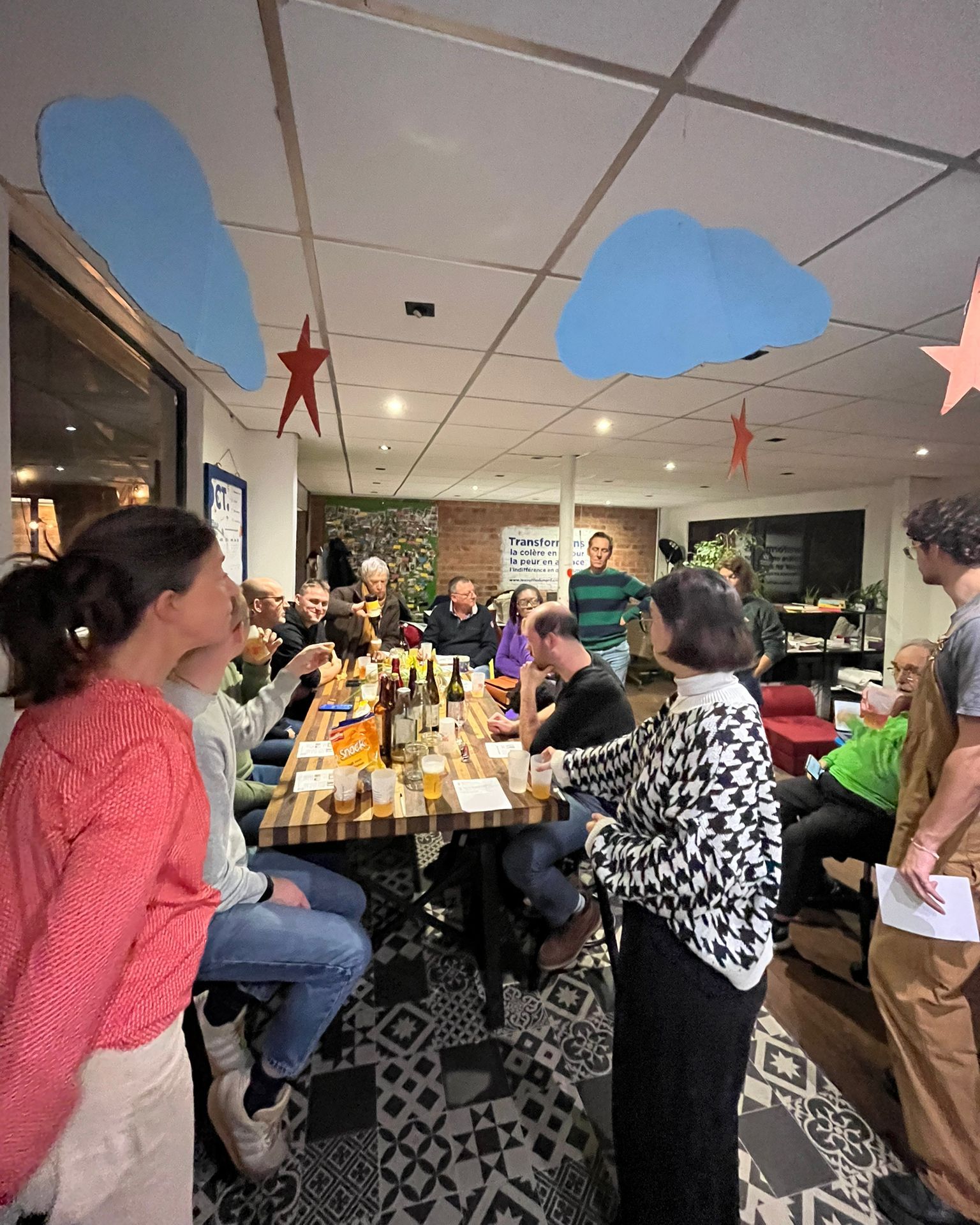 Un apéro des Souffleurs tout doux, ça fait du bien aussi 🍂
Vacances scolaires, temps gris… on était une petite vingtaine, mais avec une belle énergie 💬✨
Des nouvelles, des projets, des histoires partagées 🫶
Et toujours cette même énergie qu'on ressent, qu’on soit 15 ou 50 💪
📅 Prochain apéro : mardi 25 novembre dès 18h30
👉 Infos & inscription dans le lien en bio