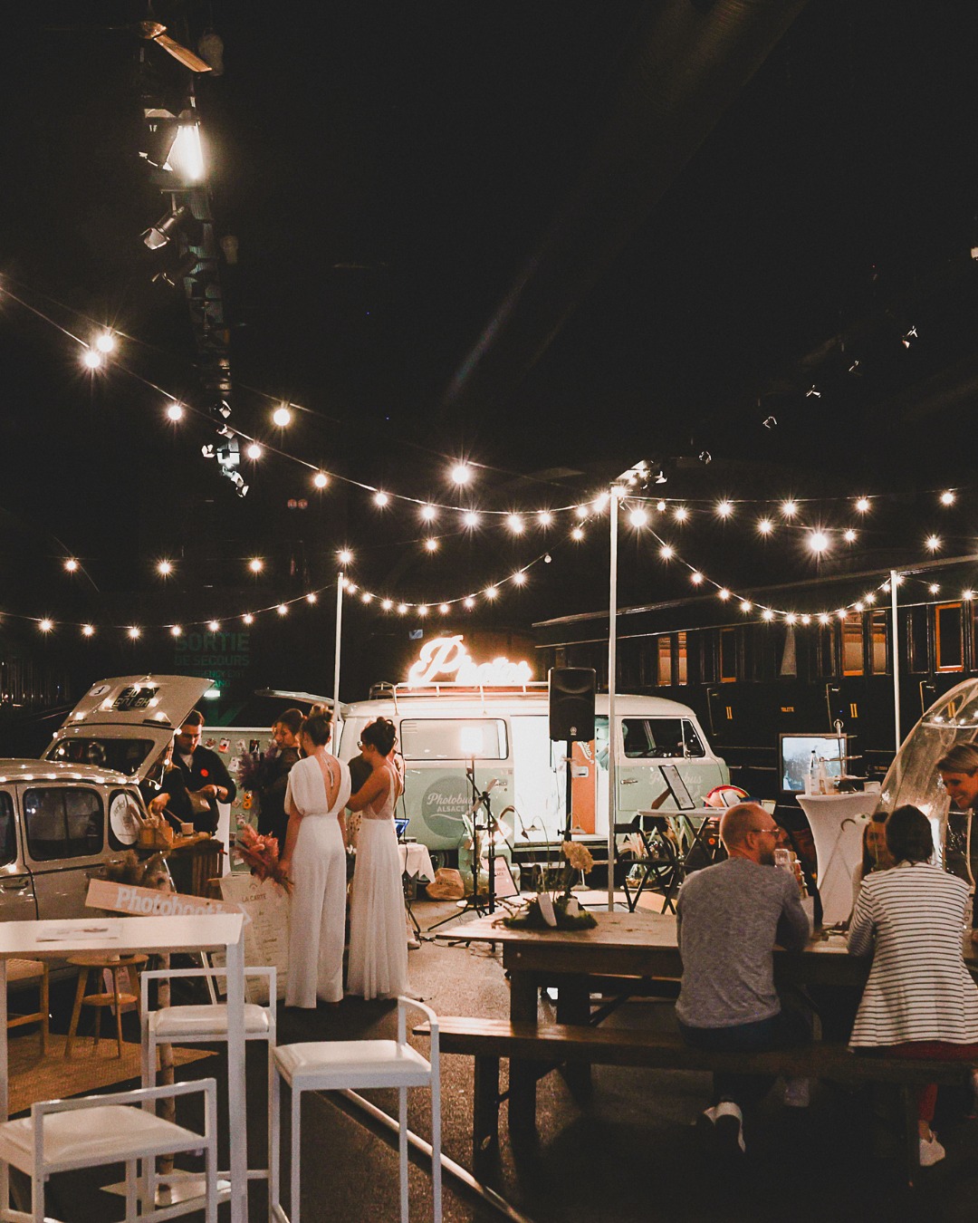 ✨ Aujourd’hui, on replonge dans ces souvenirs à travers les images de cette édition inoubliable
et on se tourne déjà vers la suite.
Il y a presque un mois, les portes du Wild in Love Festival Mulhouse se refermaient.
Pendant deux jours, la Cité du Train s’est transformée en un lieu d’amour, de créativité et d’audace.
Une première édition mulhousienne dont on est si fières, parce qu’on y a retrouvé l’âme du Wild, avec notre touche à nous.
C’était intense, vivant, magique. ✨
Quelques semaines plus tard, on ressent encore cette fierté, cette joie d’avoir réuni une si belle communauté.
Merci à tous les exposants, aux visiteurs, aux ambassadeurs — et à vous, les Wilders 💚
Parce que le Wild in Love 2026, ce sera les 10 ans du festival ! 🎉
Et croyez-nous, vous n’êtes pas prêts ! 😍
Crédits photos : @sebastien.north
@svenjascakedesign
@lesateliersarlen
@photobusalsace
@arielcafe.4l
@gateau_design
@bichettesandco
@lupapeterie