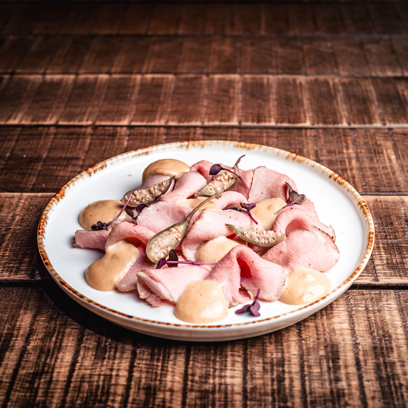 Gli antipasti sono il nostro cavallo di battaglia: devono mettere tutti d’accordo, incuriosire, far venire fame e sorriso insieme. 😋
Per questo nel nostro menù trovi proposte diverse ma sempre con lo stesso obiettivo far partire la cena col piede giusto, dai grandi classici alle sfiziosità più moderne pensato per far felici tutti i palati.
E poi c’è lui, il vitello tonnato: cremoso, morbido e semplicemente irresistibile.
Un assaggio e capisci subito perché da Carro Social Club si viene per cenare… ma si resta per godersela fino in fondo. 🍽️✨
#carrosocialclub #kozelcarroponte #milano