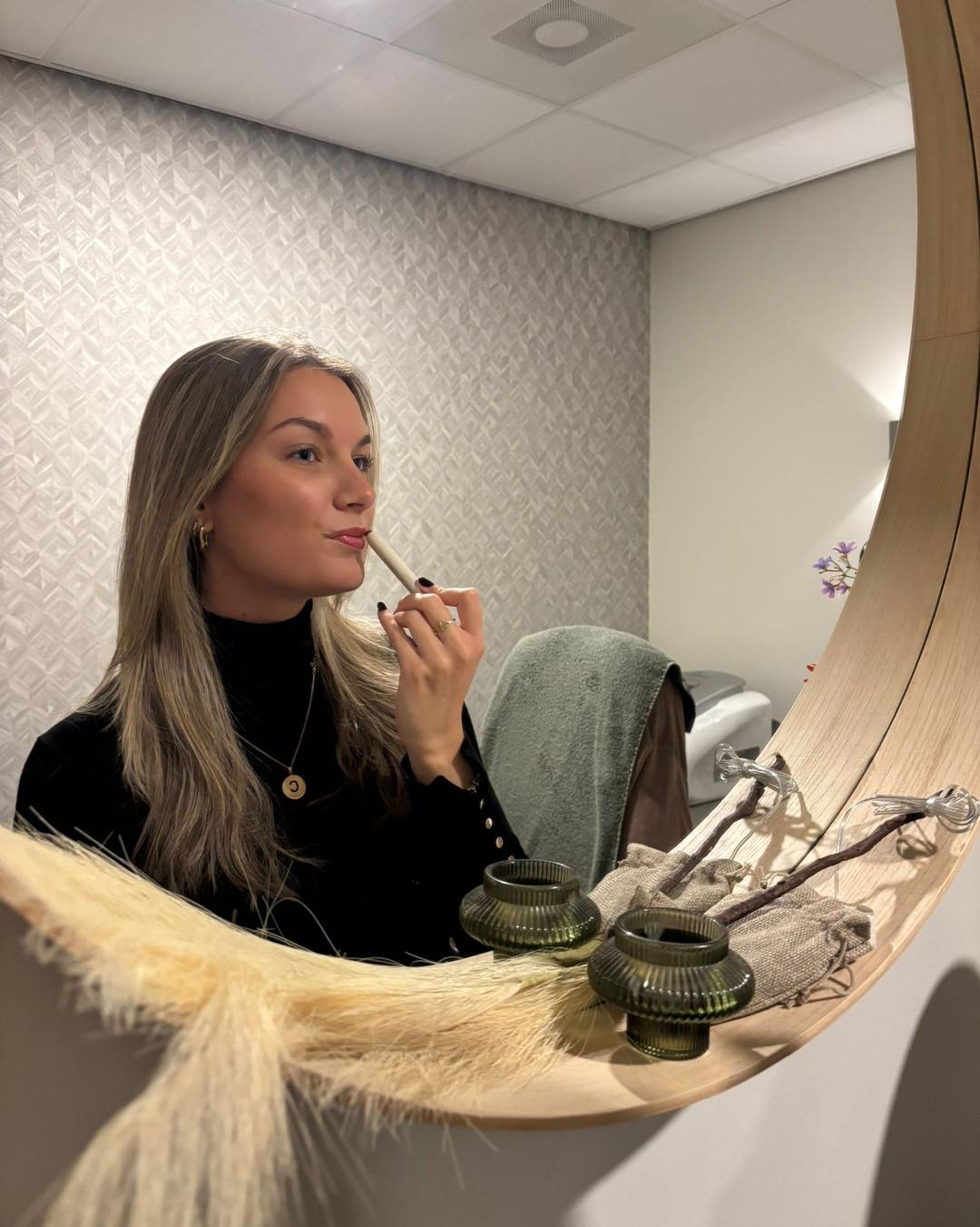 In onze nieuwe make-up display van Malu Wilz zit deze prachtige lipstylo.
Een verzorgende lipstick met prachtige kleurpigmenten.
Na elke behandeling maken we je graag even op, en laten we je prachtig de deur uitgaan.
Wil je weten welke kleur past bij jou?
We adviseren je graag!
#schoonheidssalonwilmameins #centrumveendam #maluwilznederland #liefzijnvoorjezelf