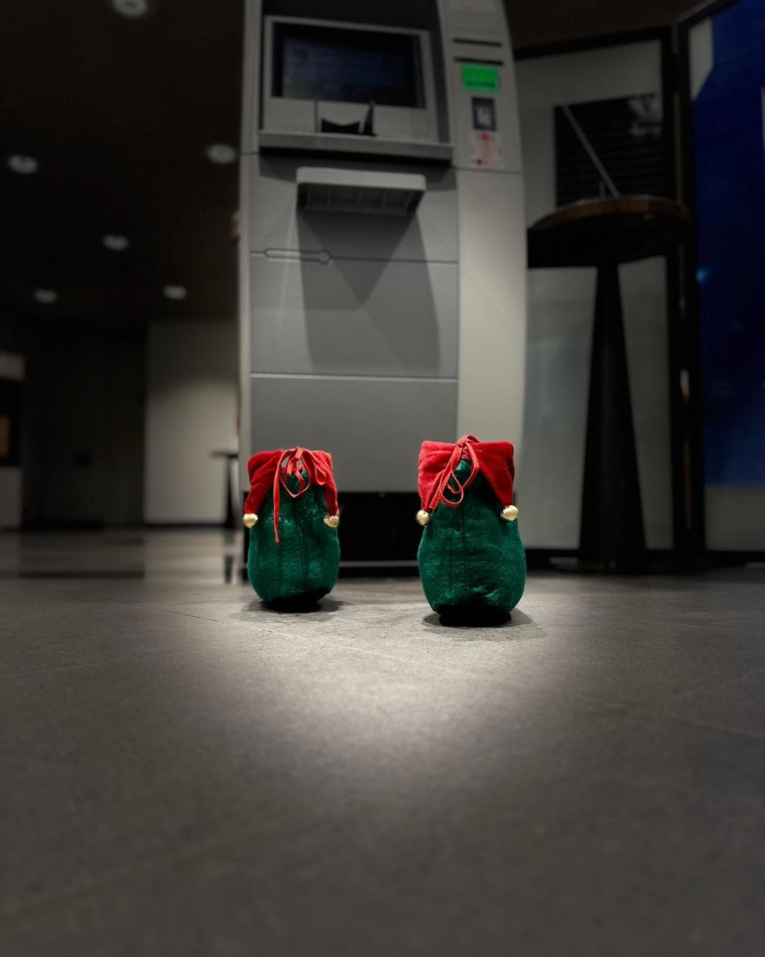 Achtung! Wichtel am Geldautomaten! 🎅🫣
Achtung, Achtung – was ist das?
Der Wichtel zieht heut richtig was! 💳
Mit Zipfelmütz’ und kalter Hand
steht er vorm Bankomat gespannt. ❄️
Er drückt und tippt, ganz konzentriert,
bis endlich das Gerät reagiert.
Die Karte steckt, der Code ist drin –
„Na los, nun spuck das Geld mir hin!“ 😆
Er harrt geduldig, bleibt charmant –
das Weihnachtsgeld muss in die Hand! 💰
„Ein Glühwein jetzt, das wär famos,
und Popcornduft – wie himmlisch groß!“ 🍷🍿
So zieht er Scheine, froh und keck,
und stapft zurück durchs Schneegefleck. ❄️
Drum lasst ihn machen, unsern Star,
der Wichtel ist dem Fest ganz nah! 🎄
Denn Glitzer, Lachen, Lichtermeer –
das liebt er sehr ✨
🌟 Wichteltag im LichtSpielHof 🌟 #LichtSpielHof #weihnachtszauber #wichteltag #einfestfüralle #weilwireskönnen