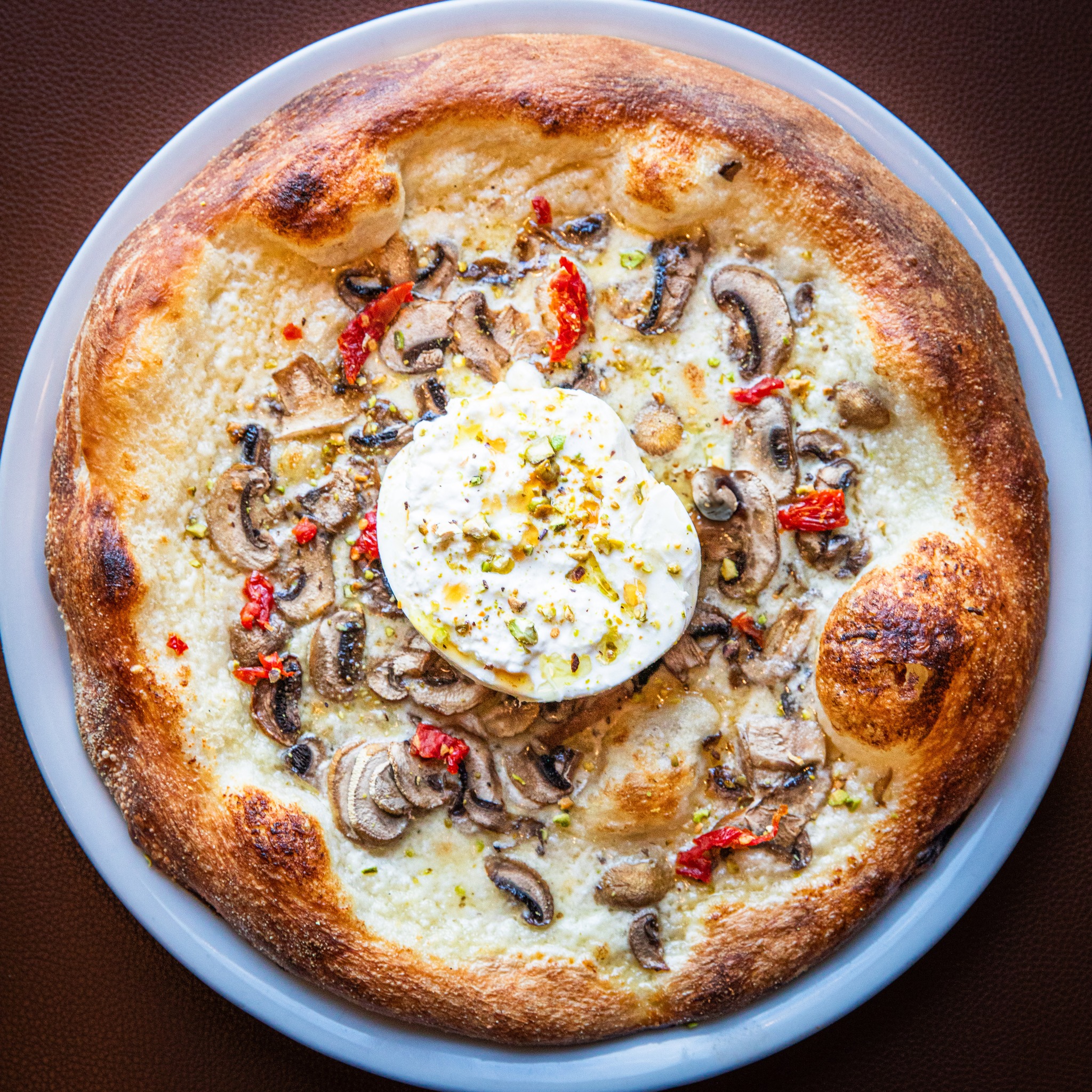 🍕La Pizza Burrata!
Un mariage parfait entre la douceur du miel épicé maison, le croquant des pistaches, les champignons savoureux et notre onctueuse sauce au parmesan 🤤
Une explosion de saveurs à partager… ou pas 😉