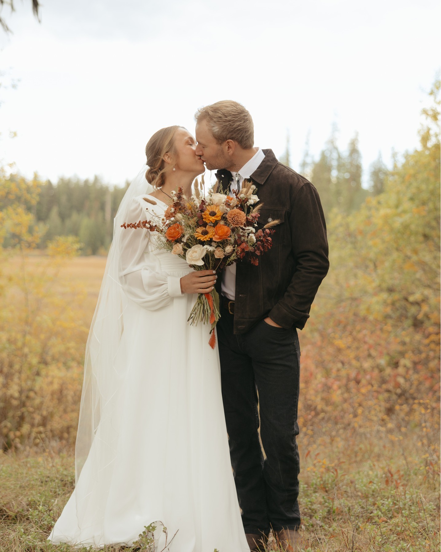 We get the privilege of working with some of the kindest and most creative couples. This early October wedding was picture perfect - a combination of our dried + wooden flowers with fresh blooms that created a stunning DIY arch and centerpieces. We can't take credit for that arch design, but wow, it was too beautiful not to share. Autumnal dreamboats for sure... 🍁 ♥️ 🌹