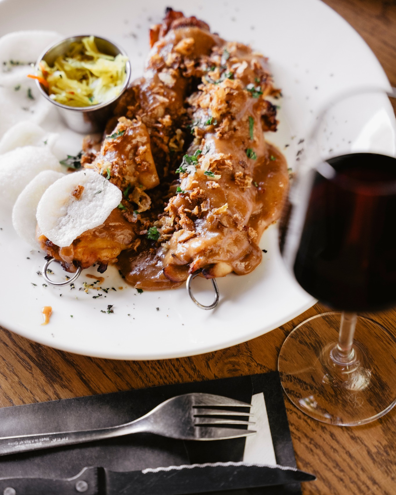 Geen zin om te koken? Laat ons het dan doen! 👩🍳
Kom genieten van onze heerlijk gemarineerde kippendijensaté of kies iets anders lekkers van het menu.