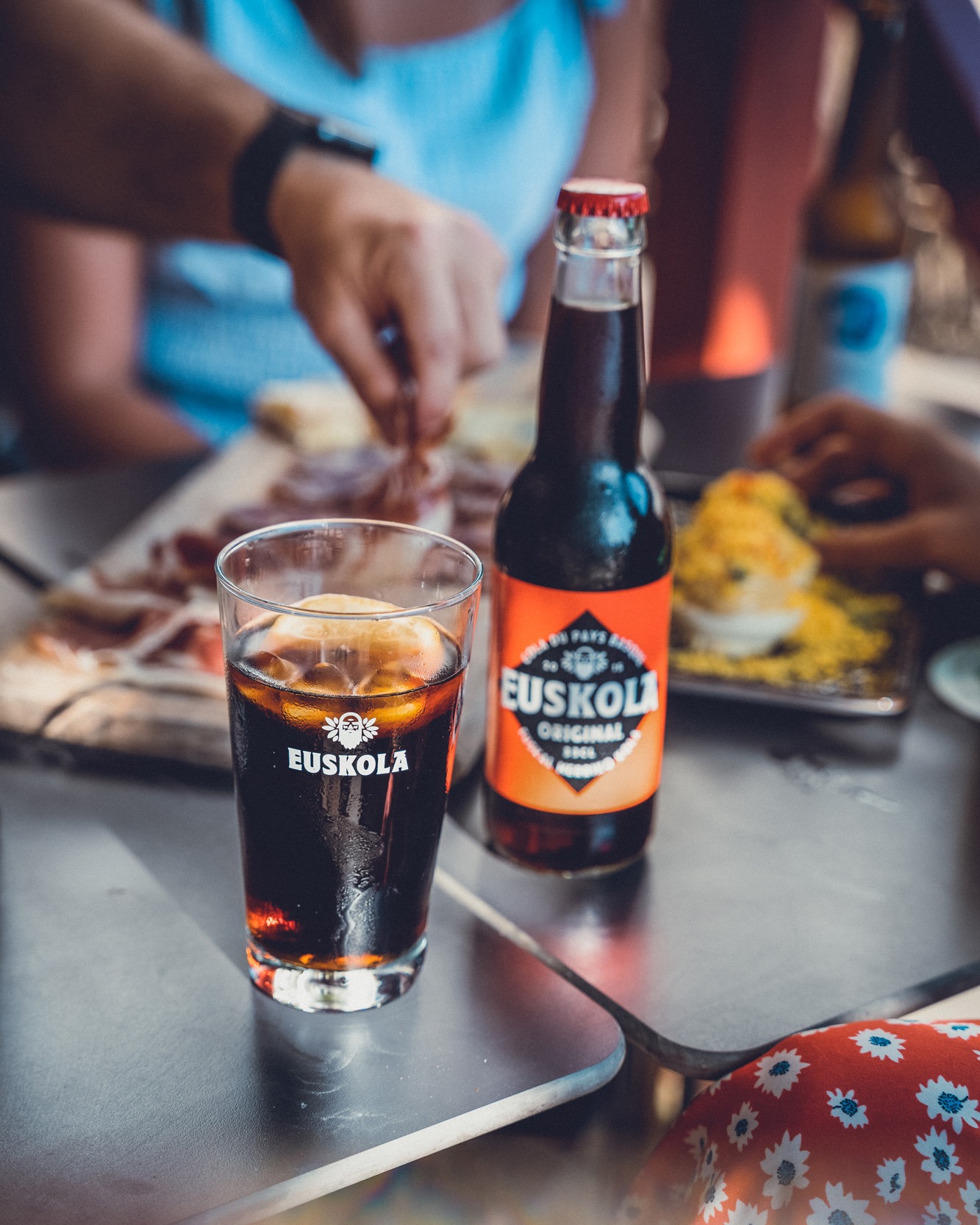 Parfois, il ne faut rien de plus simple ; une photo de notre boisson Euskola, en terasse, pour vous rappeler de prendre le temps, un verre à la main 🔥
~
Batzutan, ez da deus konplikatua behar ; gure Euskola edariaren argazki bat, terrazan, orroitarazteko denbora hartzea, baso batekin eskuan🔥