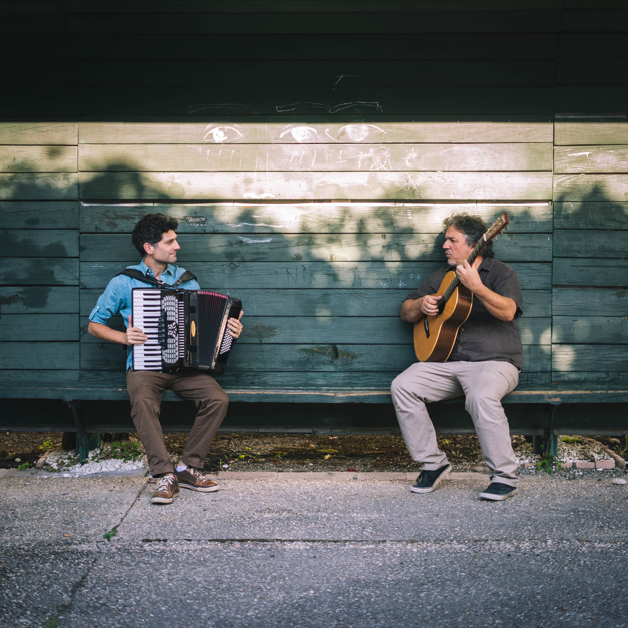 Ce samedi 15 novembre, Pantxix Bidart et @primaelmontgauzi vous donnent rendez vous pour leur concert Elimberri à Saint-Palais. 🎶
👉 Pendant une heure, la langue basque et la langue gasconne se répondent, se chantent, s’harmonisent. C’est une rencontre entre deux cultures sœurs, basque et gasconne, et un voyage entre tradition et modernité.
Ce concert, c’est un moment hors du temps… 📍 Rendez vous à l’auditorium de l’Espace Culturel de Bideak de Saint-Palais à 19h
Un beau moment, soutenu par la Communauté d’Agglomération Pays Basque.
© @agathecatel
#elimberri #pantxixbidart #primaelmongauzi #saintpalais #concert #musique #tradition #basque #gascon #culture #concert