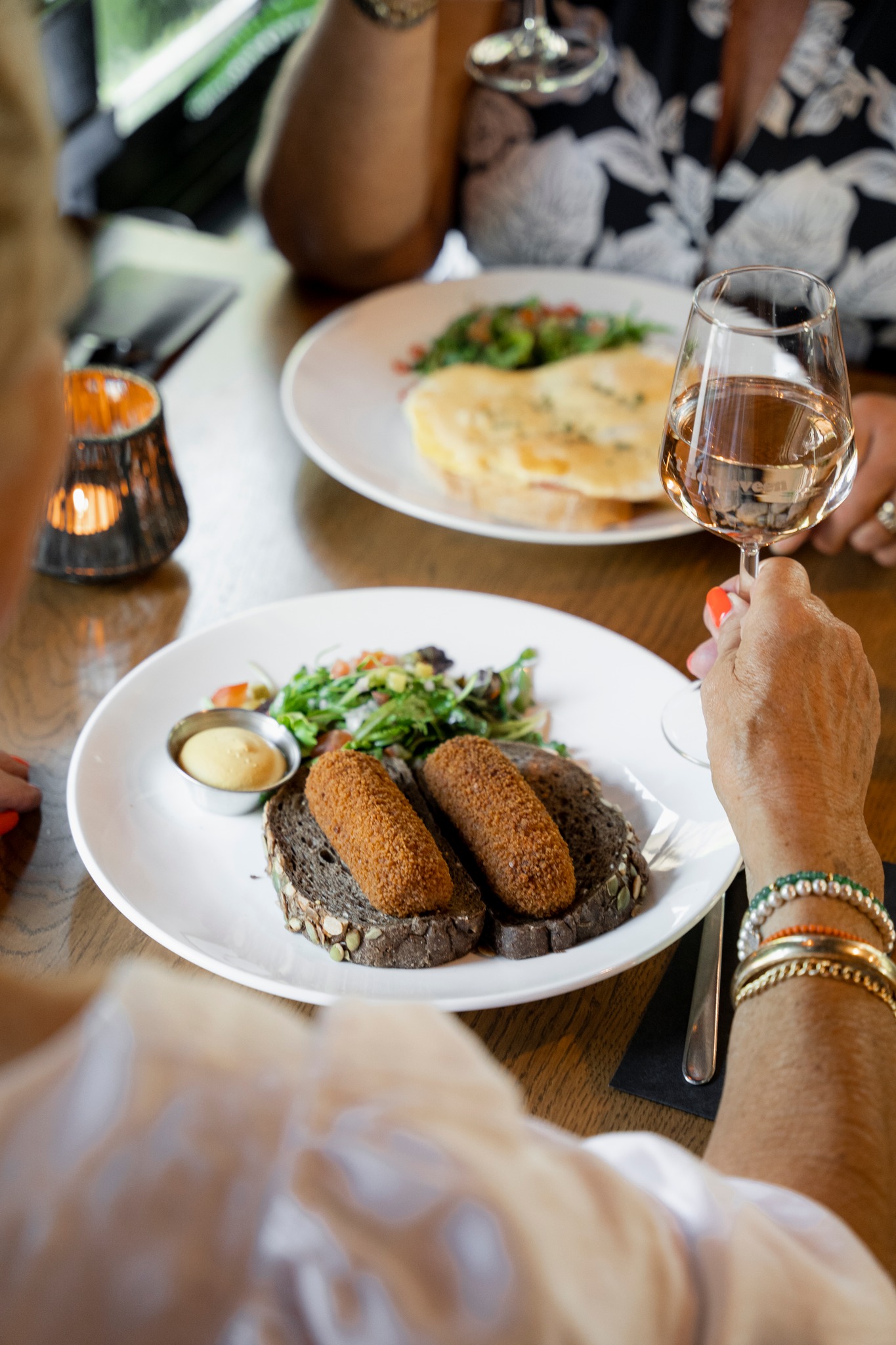 Een broodje kroket tijdens de lunch doet het altijd goed! En het allerbeste op het heerlijke brood van onze buren @bakkerijkletersteeg. ๐