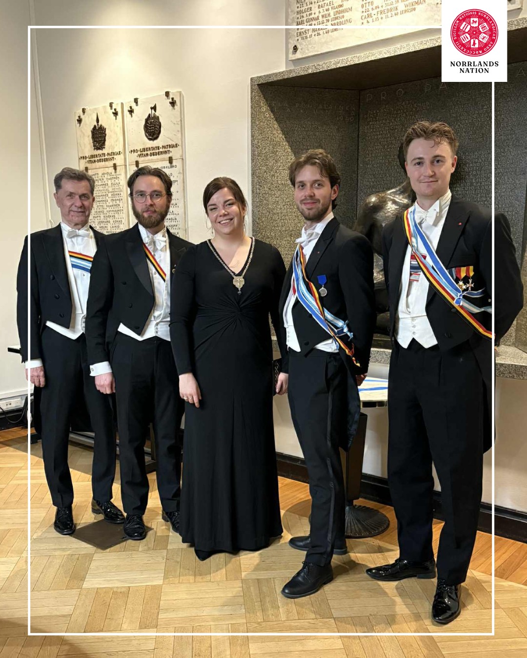 I helgen var två norrlänningar inbjudna till den 186:e Porthanfesten som anordnas av Norrlands nations tre vännationer i Helsingfors: Etelä-Pohjalainen Osakunta, Pohjois-Pohjalainen Osakunta och Vasa nation.
Stort tack @eposakunta @pohjoispohjalaiset @vasanation för att Norrlands fick komma på besök!
Vill du också åka som stipendiat till någon av nationens vännationer? Håll utkik på anslagstavlan utanför Kuratorsexpeditionen där inbjudan då och då sätts upp!
___
This weekend, two northerners were invited to the 186th Porthan Festival, organised by the three sister nations of the Norrland Nation in Helsinki: Etelä-Pohjalainen Osakunta, Pohjois-Pohjalainen Osakunta and Vasa Nation. Thank you @eposakunta @pohjoispohjalaiset @vasanation for inviting Norrlands!
Would you also like to go as a scholarship holder to one of the nation's partner nations? Keep an eye on the notice board outside the Kuratorsexpeditionen, where invitations are posted from time to time!