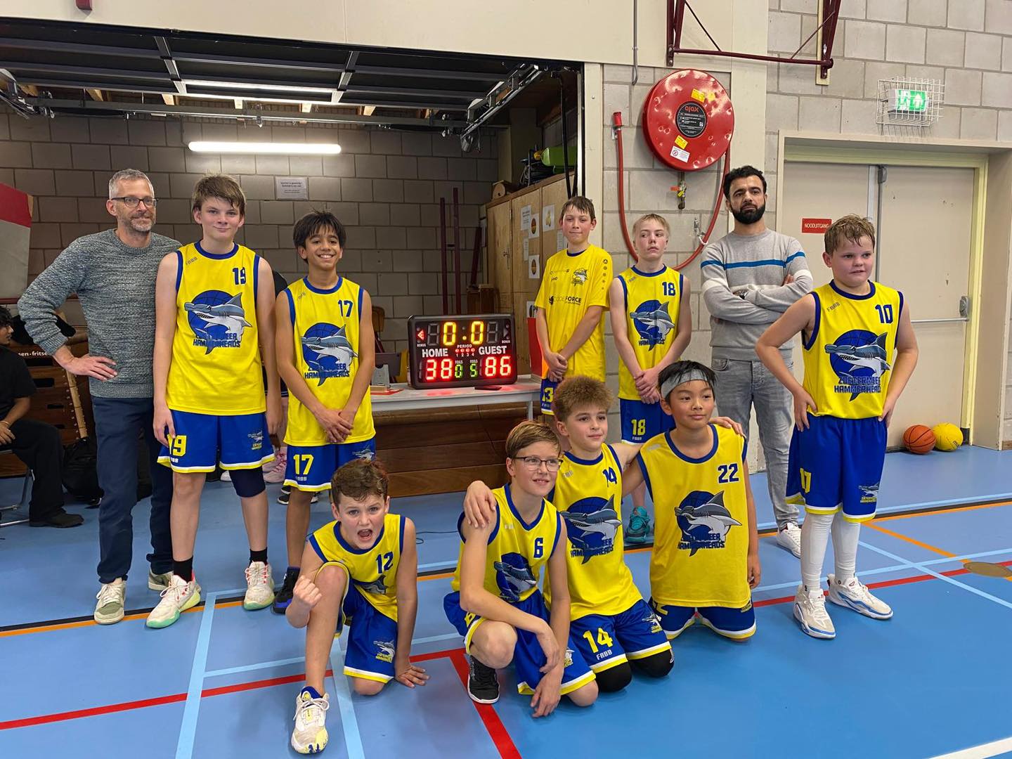 Weer een mooie overwinning! Dit keer uit, tegen Zoebas. Het ging uiteindelijk minder makkelijk dan verwacht door een stugge tegenstander. De vaste hulp van de meiden van V14-1 werd behoorlijk gemist (gefeliciteerd met de overwinning van jullie eigen wedstrijd!), waardoor het conditioneel zwaar werd. Maar door de juiste inzet en de fantastische steun van nieuwe talenten uit X12-2 hebben we uiteindelijk ruim gewonnen. Jongens, jullie hebben het fantastisch gedaan!