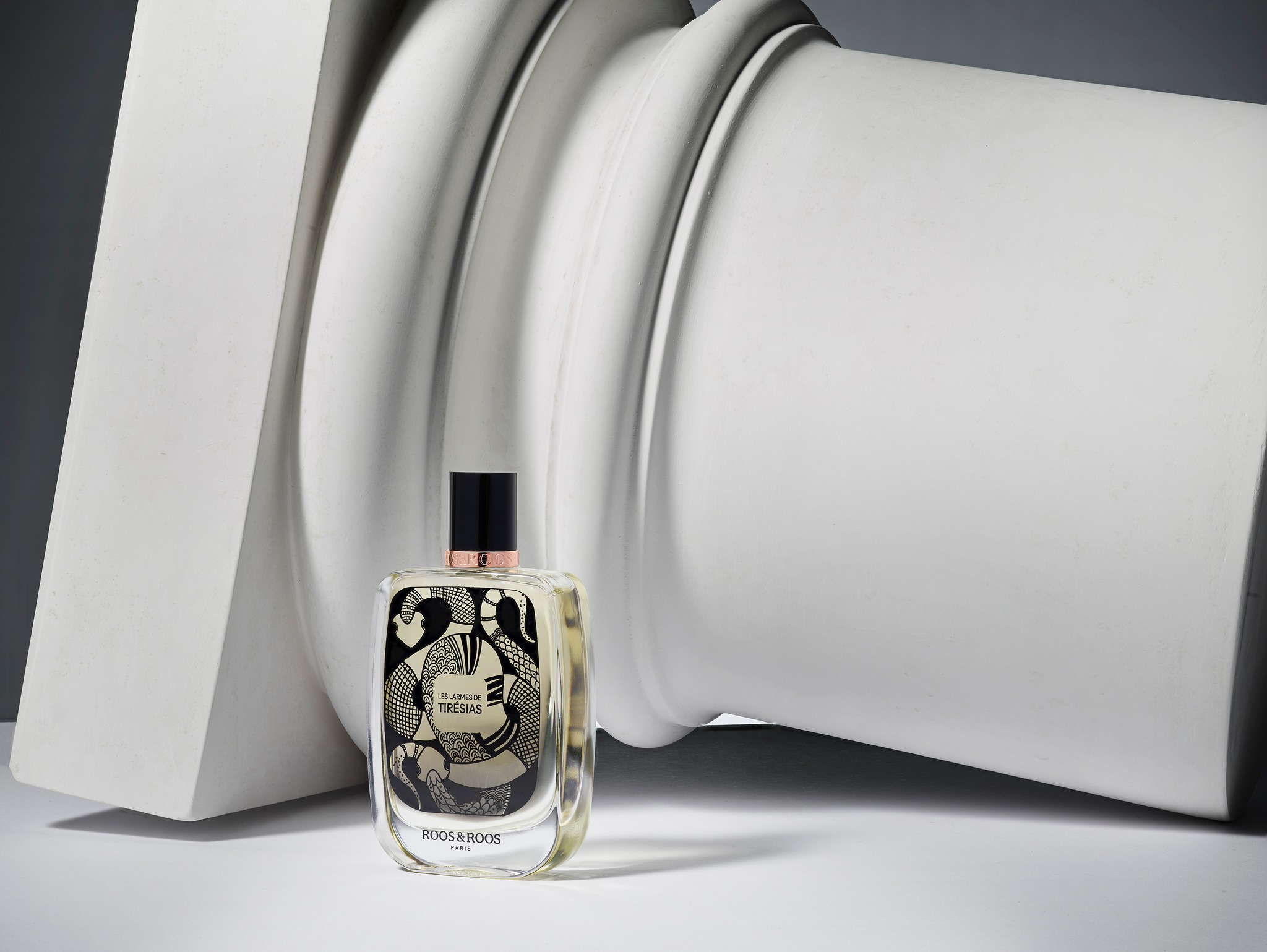 Dal mito greco nasce una fragranza sospesa tra maschile e femminile, tra luce e ombra, tra metamorfosi e rinascita: stiamo parlando di Les Larmes de Tiresias, nuova eau de parfum della collezione Exclusive di Roos&Roos.
Un intreccio di bacche rosa e ginepro, un cuore di fiori dâarancio e incenso lattiginoso, un fondo di vaniglia, cuoio e legni ambrati.
Una creazione che non appartiene a un genere, ma alla vita intera.
Una fragranza che sposa in maniera equilibrata la parte femminile e quella maschile che convivono in ognuno di noi.
đđđđđ đđđđđđ đđđđđ - đđȘđŽđ”đłđȘđŁđ¶đ”đ°đł đąđŻđ„ đđ„đ·đȘđŽđ°đł
đđȘđ€đ©đŠ đđąđłđ§đ¶đź - đđŹđȘđŻ đ€đąđłđŠ - đđ°đźđŠ đ§đłđąđšđłđąđŻđ€đŠđŽ - đđłđąđŻđ„ đđčđ±đŠđłđȘđŠđŻđ€đŠ - đđ¶đŽđ”đ°đźđȘđŽđŠđ„ đ±đłđ°đ„đ¶đ€đ”đŽ
.
.
.
#RoosAndRoos #LesLarmesDeTirésias #ExclusiveCollection #FragranceArt #PerfumeLovers #OlfactoryPoetry