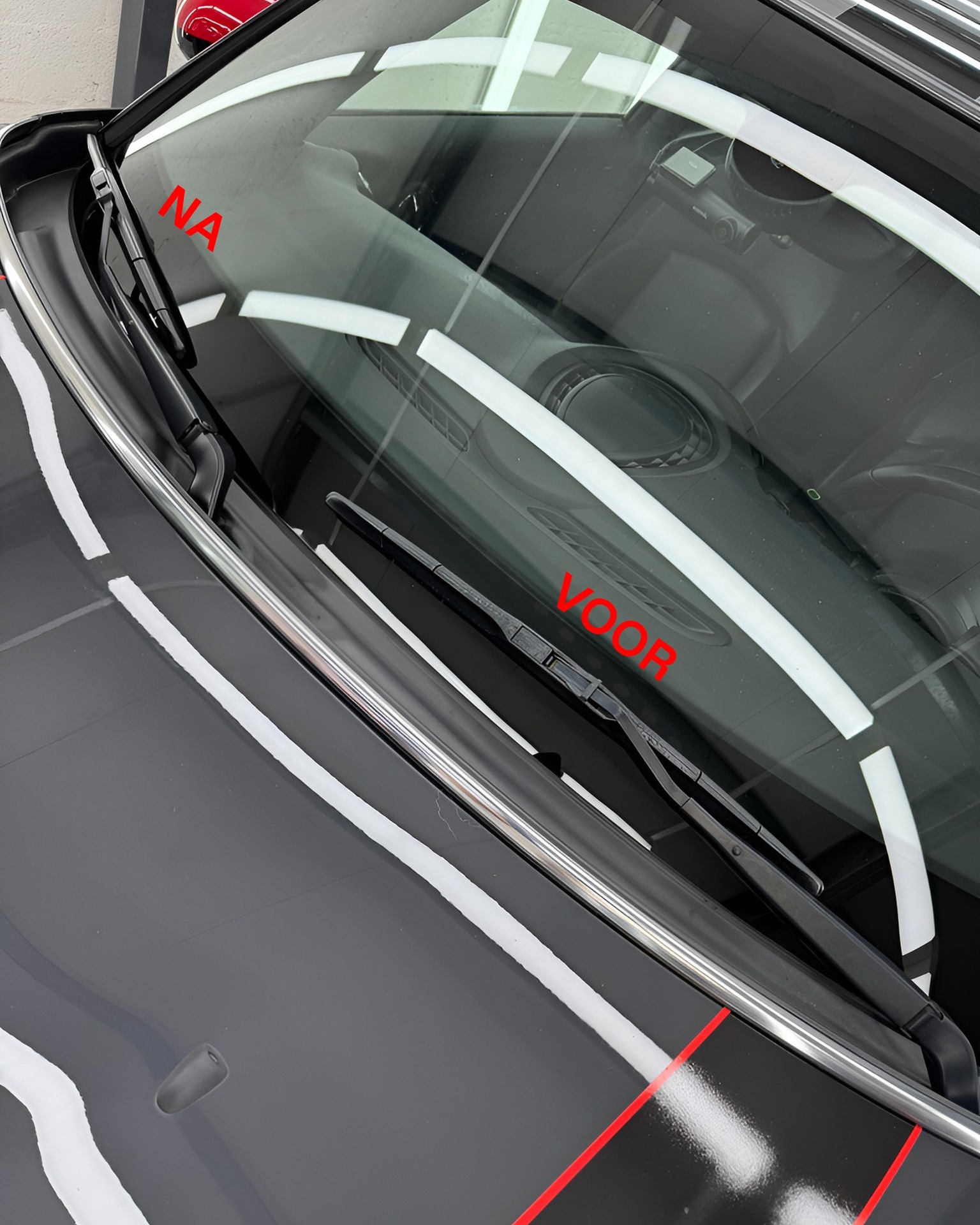 Deze Mini Cooper S kreeg bij ons een complete verjongingskuur — en het resultaat is verbluffend. ✨
De Mini kreeg eerst een grondige was- en kleibeurt, waarbij alle vervuiling zorgvuldig werd verwijderd. Zo ontstaat een perfect schoon oppervlak, klaar voor de volgende stap.
Vervolgens voerden we een 1-staps polijstbehandeling uit om de diepe glans te herstellen en het merendeel van de waskrassen te verwijderen. Ook diepere lakdefecten zijn hierdoor aanzienlijk minder zichtbaar geworden, wat de lak een frisse, egale uitstraling geeft.
Als finishing touch werd de wagen afgewerkt met een keramische coating, aangebracht op de lak, de kunststof onderdelen en de ruiten. Deze coating zorgt voor een duurzame bescherming tegen invloeden van buitenaf en laat de Mini langdurig schitteren met een intense glans.
💎 Het resultaat: een glanzende Mini die de komende 3 jaar of 50.000 km beschermd is tegen vuil, weersinvloeden en UV. Dankzij de antistatische werking van de coating blijft hij bovendien langer schoon en makkelijker te wassen.
Een diepe glans, strakke reflecties en een lak die weer straalt als nieuw – precies zoals het hoort. 🔥
📍 Ook jouw wagen die ultieme glans en bescherming geven? Neem gerust contact op:
📧 info@verschore.be
📞 0494 58 38 89
📍 Krommewege 38B, 9990 Maldegem