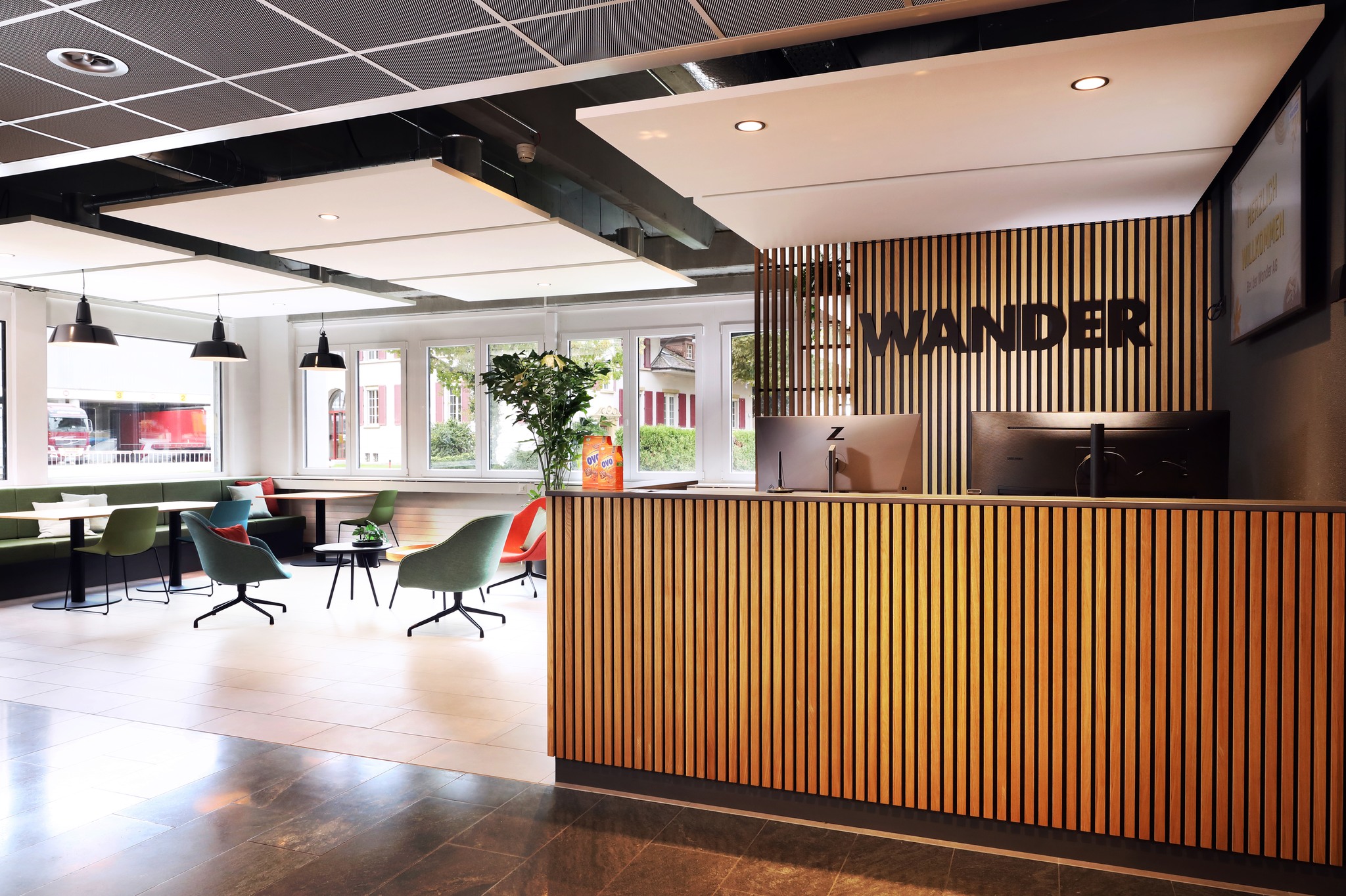 Ein Raum, der ankommen lässt. ✨
Warme Materialien, klare Linien und eine offene Atmosphäre heissen Besucher:innen und Mitarbeitende gleichermassen willkommen. 🌿
Massive Eiche, klare Formen und dezente Farben prägen den neuen Empfangsbereich – modern, einladend und mit wohnlichem Charakter.
Ein Ort, der ankommen lässt und Begegnung schafft.
🔹 Materialien: Eiche massiv / furniert, HPL-Fronten matt lackiert
🔹 Bereiche: Empfang, Lounge, Teeküche
🔹 Planung: @offconsult
🔹 Fotografie: @justinhessionphotography
#innenausbau #empfangsbereich #holzdesign #eiche #lounge #interiorarchitecture #schreinerhandwerk #bochslerag