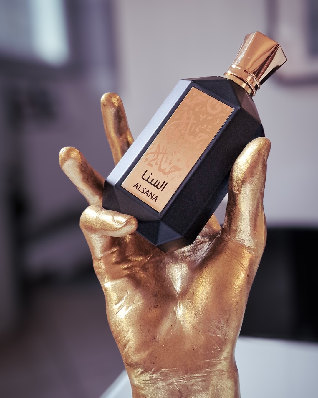 Quando la luce del deserto incontra lâanima, nasce Al Sana â un sussurro dâincenso, un lampo di lampone, un orizzonte di cuoio e oud.
Chiudi gli occhi. Immagina il cielo al crepuscolo, la sabbia calda sotto i piedi, il riflesso della luna che accarezza unâoasi silenziosa. Al Sana Ăš quel momento â una fragranza che non si limita a vestirti: ti trasporta.
Lâapertura Ăš un abbraccio di olibano, rosa e lampone â dolce, radioso, sorprendente.
Nel cuore, si svelano giglio, legno di cedro, violetta e patchouli â eleganza e profonditĂ in perfetto equilibrio.
La scia finale lascia unâimpronta memorabile: vaniglia, muschio, ambra, cuoio e legno di agar (oud).
Indossare Al Sana significa lasciarsi avvolgere da un velo di luce che risplende allâinterno. Ă per chi ama la fragranza che racconta storie, che vive al crepuscolo tra tradizione e modernitĂ , tra il mistero dellâOriente e la libertĂ dellâistante.
Lascia che il tuo profumo diventi poesia sulla pelle, che parli di te con note che durano e incantano.
đđđđđ đđđđđđ đđđđđ - đđȘđŽđ”đłđȘđŁđ¶đ”đ°đł đąđŻđ„ đđ„đ·đȘđŽđ°đł
đđȘđ€đ©đŠ đđąđłđ§đ¶đź - đđŹđȘđŻ đ€đąđłđŠ - đđ°đźđŠ đ§đłđąđšđłđąđŻđ€đŠđŽ - đđłđąđŻđ„ đđčđ±đŠđłđȘđŠđŻđ€đŠ - đđ¶đŽđ”đ°đźđȘđŽđŠđ„ đ±đłđ°đ„đ¶đ€đ”đŽ
.
.
.
#AlSana #KhayaliPerfumes #nicheperfume #perfume #fragrance #parfum #perfumecollection