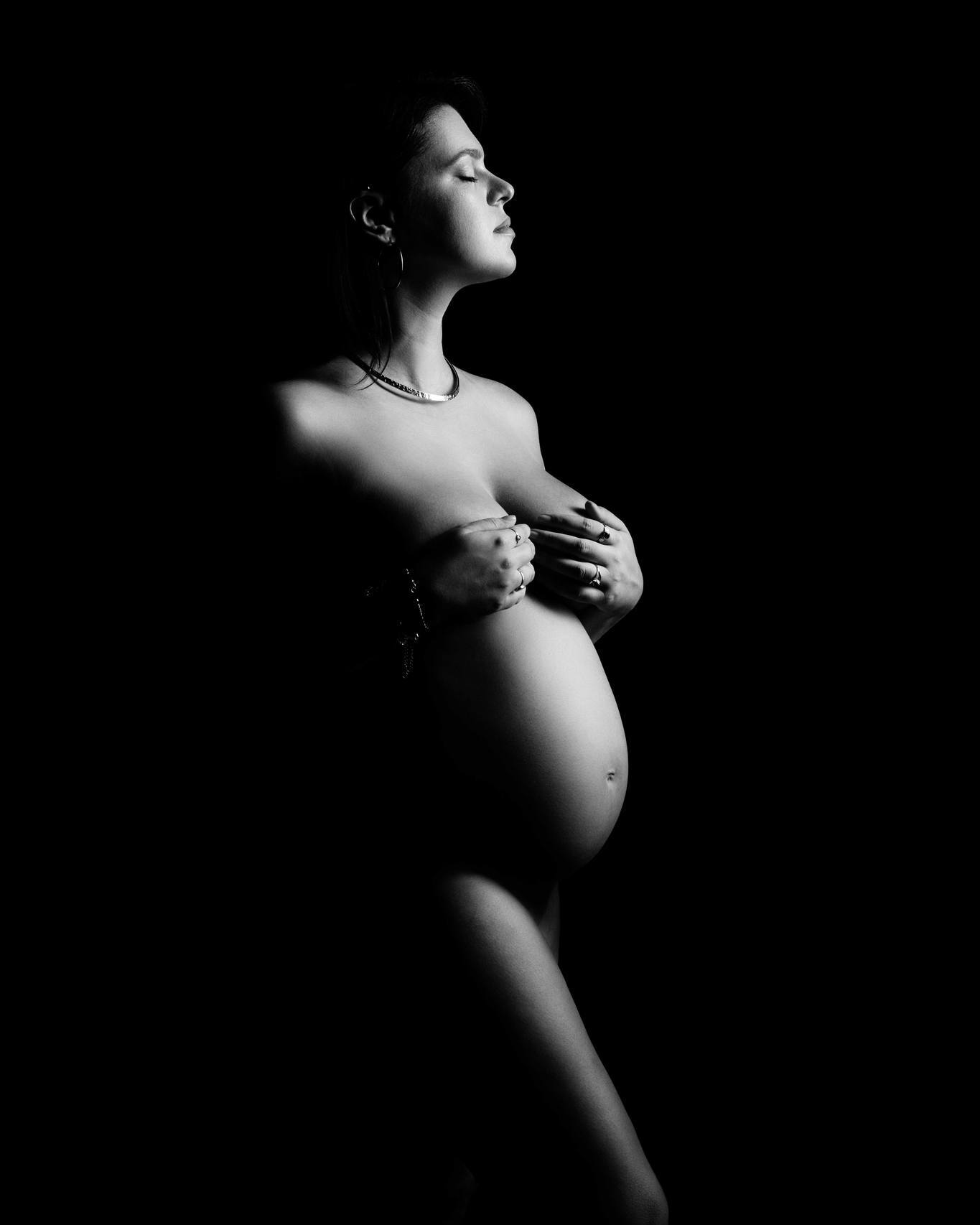 Painting with light🖤
.
.
www.melaniamaffucciphotographer.com
.
.
MUA @chiarabernardelli_makeup
.
.
Fotografo gravidanza Modena
Fotografo maternità
Maternity glam
.
#melaniamaffucciphotographer #maternityshoot #maternityphotoshoot #maternitysession #maternityglam #maternityglamour #luxurymaternity #luxurymaternityshoot #luxurymaternityphotographer #fotografogravidanza #fotografomodena #fotografoneonati #glamourstyle #glamourmaternity #maternityportrait #maternityportraits #maternityportraitsession #maternità #fotografobambinimodena #fotografobologna #fotografodigravidanza #fotografodifamiglia #gravidanza #mammemodena