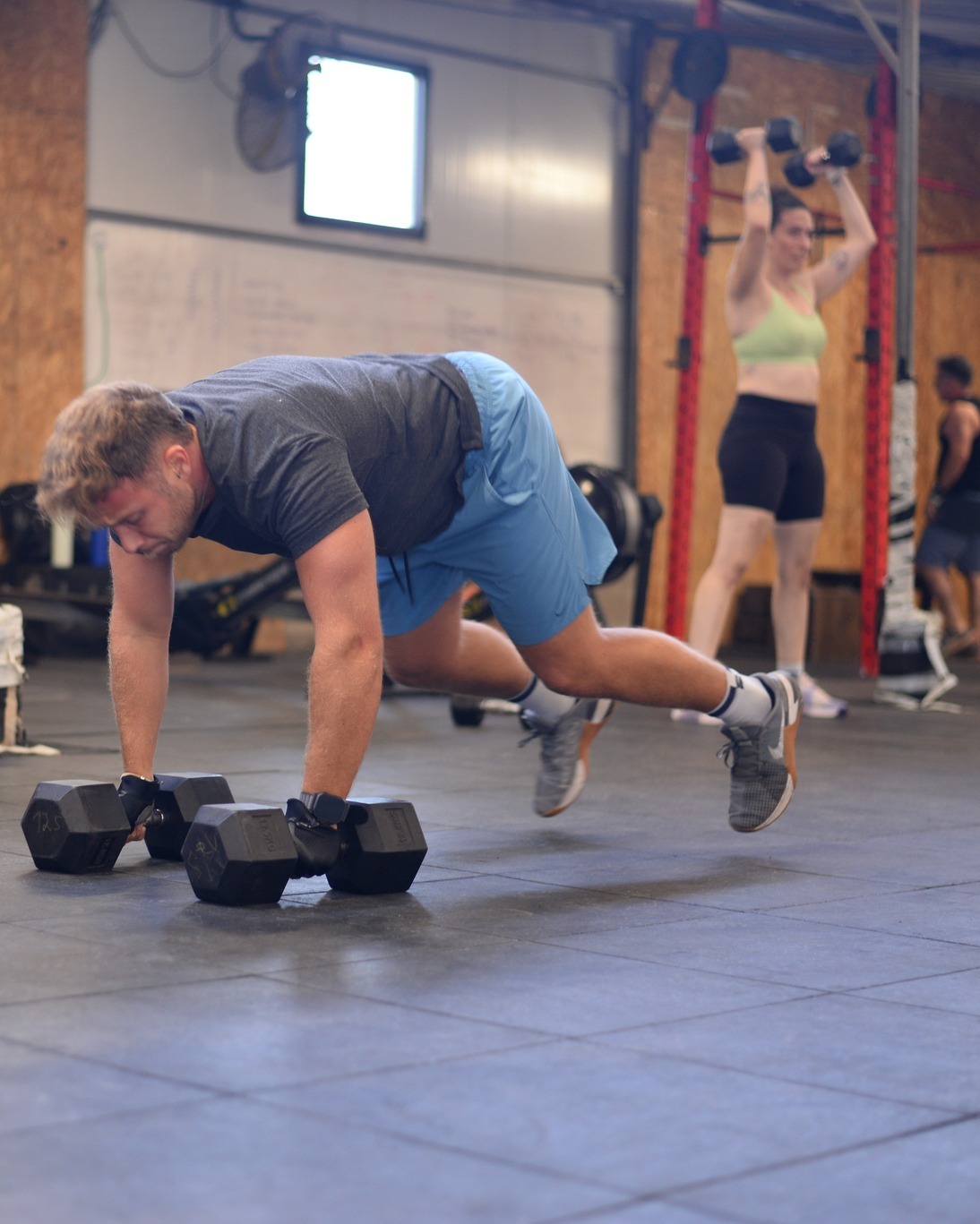 יום שלישי בבוקס
הקלאסטרים של היום בודקים מי מצליח לשמור על שליטה גם כשנשרף לו הנשמה 💪
אימון שדורש תיאום בין כוח לנשימה, בדיוק כמו שאנחנו אוהבים!
האימון היומי - https://www.crossfitey.com/wod
שעות אימון
בוקר
06:00 CrossFit \ Open Box
07:00 CrossFit \ Open Box
08:00 CrossFit \ Open Box
09:00 CrossFit \ Open Box
ערב
17:00 CrossFit \ Open Box
18:00 CrossFit \ Open Box
19:00 CrossFit \ Open Box
20:00 CrossFit \ Open Box
21:00 CrossFit \ Open Box