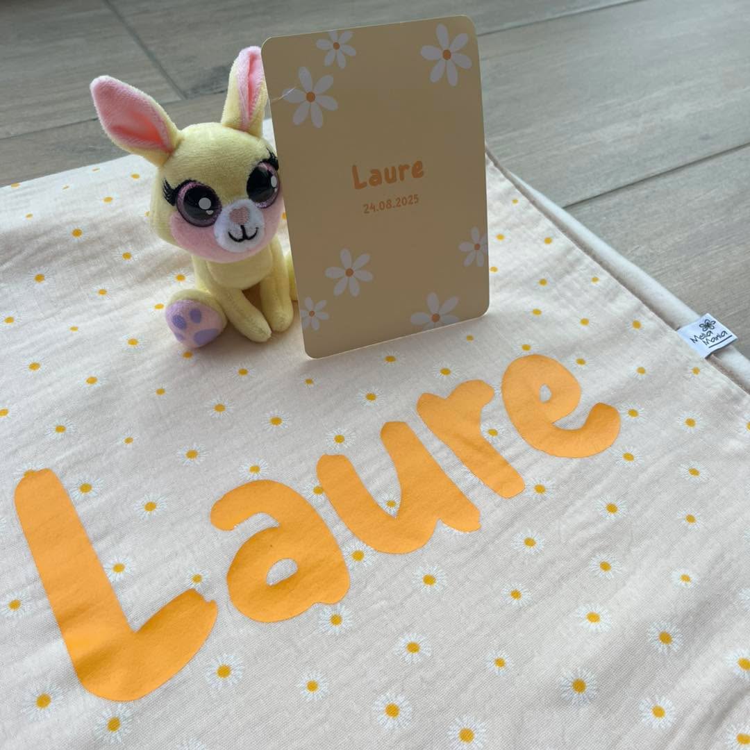 From birth card to blanket — meet Laura’s golden welcome gift. 🌞🍼
The Zinnia Blanket is one of our most loved pieces — and for Laura, we made it extra special.
🌼 Daisy-patterned double gauze on the outside
🎋 Peachy-soft bamboo on the inside
🎀 Taupe biais tape that ties it all together — a perfect match to her birth card’s delicate palette.
Every detail was chosen to echo her first hello.👋 🌱
Because when you start with something beautiful, the result is even softer.
We are in love with this personalized edition — for warm beginnings and lasting memories.
#MM_Zinnia #InspiredByLaura #CustomKeepsake #NewbornGiftIdea #BabyComfort #SlowMadeMagic #HandmadeWithStory