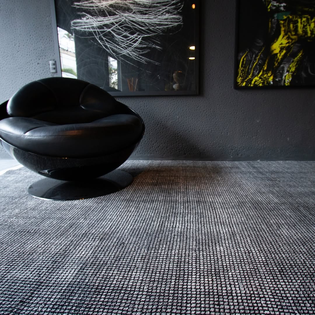 Elegância e minimalismo em sua forma mais pura. O Córdoba Dark combina textura sofisticada e tons sóbrios que trazem profundidade e modernidade ao ambiente. Um tapete que valoriza o design, sem perder o aconchego, perfeito para quem busca um estilo contemporâneo e atemporal.
Consulte mais sobre o modelo visitando nossas lojas.
📍Rua Henrique Schaumann, 498 - Pinheiros | SP
São Paulo: (11)93044-1854
Caxias do Sul: (54) 3027-1234
.
.
.
.
#kiantapetes #arqdecor #interiordesign #sofisticacao #personalidade #estilo #tapetesimportados #decoração #homedecor #homesweethome #designinterior #arqlovers #confort #casadecorada #DesignDeInteriores #minimalismo #minimalistdesign