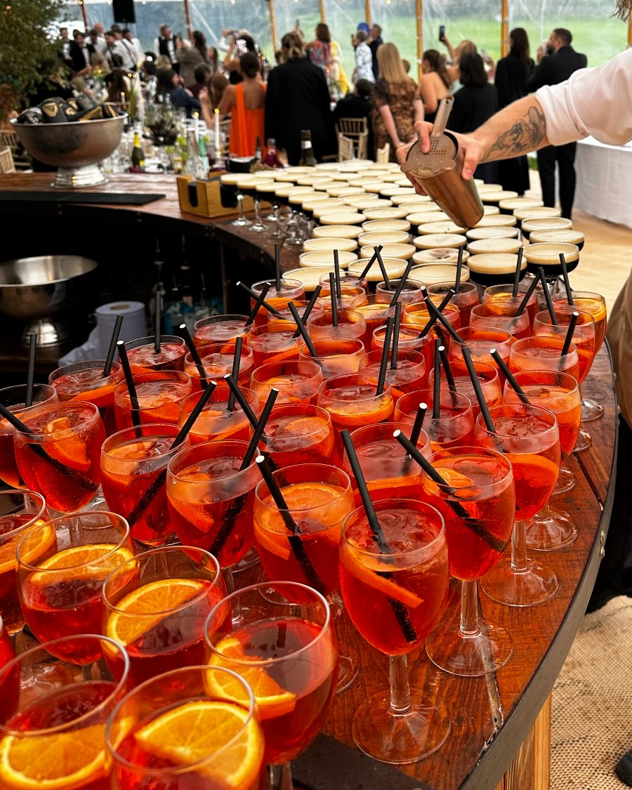 🍸 Cocktail Hour — the moment that can make or break your event!
At Blind Tiger Events, we do cocktail hour however works best for you.
One hour of cocktails to kick things off 🍹
Open bar with cocktails all evening 🥂
Prepped cocktails ready for guests to grab and hit the dance floor 💃
We work with you every step of the way, offering advice and bringing your event bar vision to life, so you can relax and enjoy the big day. ✨