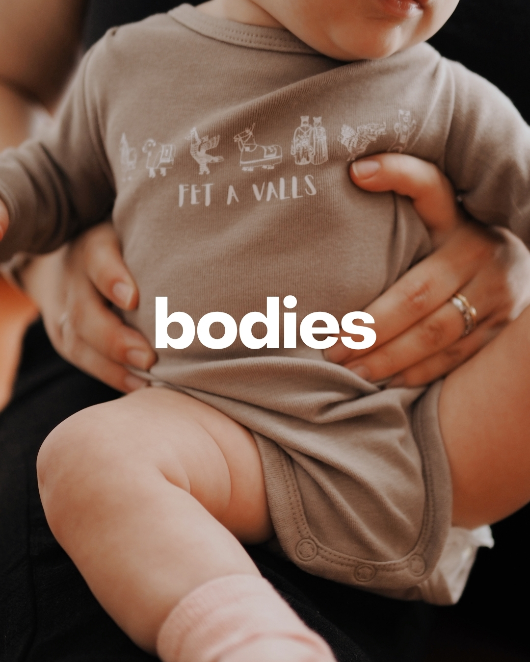 En aquest post us presentem els nostre bodies 🥰
— pack 2 bodies vallencs (opció 'Feta' i opció 'Fet' a Valls): un body blanc i un body beige/marró
— body castellers (opció 'Colla Joves' i opci