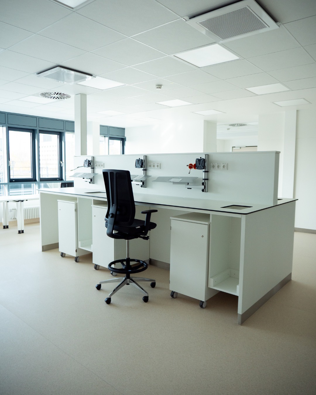 Gemeinsam mit @worldofoffice durften wir die Einrichtung verschiedener Bereiche im @uniklinikumerlangen umsetzen – perfekt abgestimmt auf die Anforderungen des Büro- und Klinikalltags.
Unsere Leistungen:
– Sonderanfertigung eines Arbeitsbereichs für die Chemovorbereitung – speziell entwickelt für die Herstellung individueller Medikamente.
– Medikamentenschränke mit Moduleinsätzen
– Teeküchen für Personal und Patienten
– Patientenanmeldungen mit maßgefertigten Tischplatten und Glasaufsätzen für einen modernen, freundlichen Empfang.
– Sitzbänke und Trennwände in den Wartebereichen
Ein starkes Gemeinschaftsprojekt, das zeigt, wie durchdachte Planung, Präzision und Teamarbeit zu einem stimmigen Gesamtbild führen. 🙌
#SchreinereiWerthammer #WorldOfOffice #UniklinikumErlangen #Innenausbau #ProjektHighlight #Klinikeinrichtung #Teamwork #HandwerkMitPlan