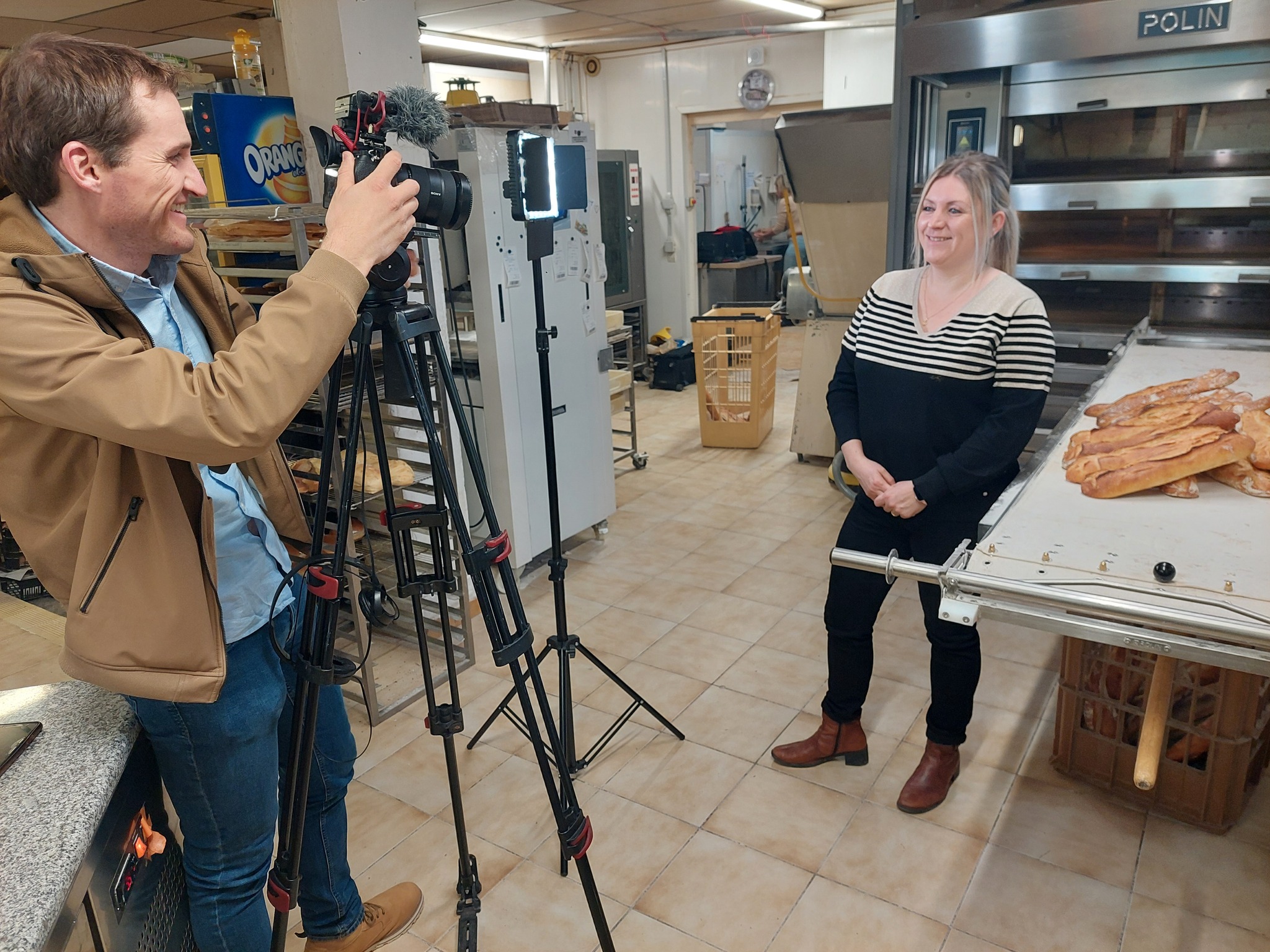 🎬 Petit tournage surprise aujourd’hui à la boulangerie…
Certains clients nous ont vus en pleine action et se demandaient ce qu’il se passait 🤭
On ne peut pas tout vous dire tout de suite… mais on prépare quelque chose de très spécial 💛
Rendez-vous fin novembre pour découvrir cette belle aventure, à laquelle vous avez (sans le savoir)
Merci à l'équipe d'avoir joué le jeu 😊
En attendant, on vous laisse quelques images en avant-goût 👇
#BoulangerieMamie #Coulisses #AntiGaspi #MystèreEtGourmandise #saintclairdelatour #SaintClairDeLaTour