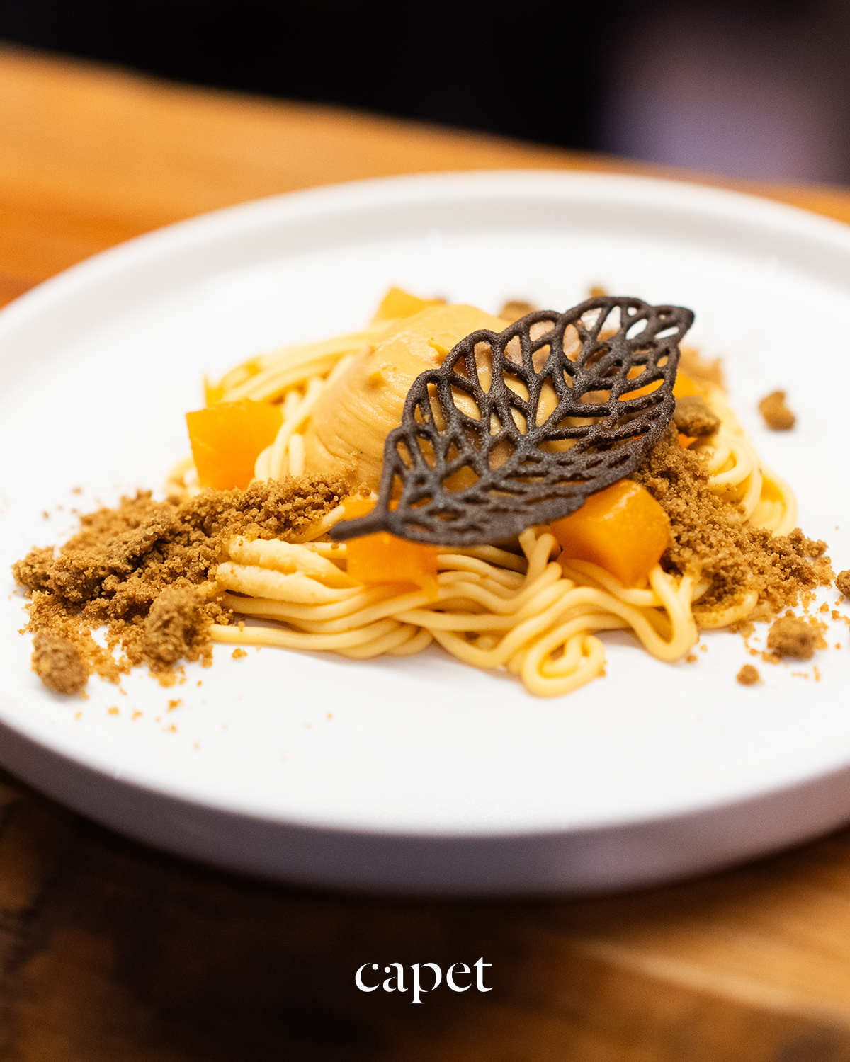 Textura de boniato con bizcocho tierno de chocolate y crumble especiado.
Un postre que combina cremosidad de boniato, bizcocho suave de chocolate y un crumble especiado que aporta contraste y aroma. Un conjunto equilibrado, cálido y delicado.
🔗 Reserva fácilmente desde el enlace en nuestra bio
📍 Carrer del Cometa, 5, Ciutat Vella, 08002 Barcelona
📞 937 20 44 21
#capetrestaurante #barcelonarestaurants #cocinahonesta #temporadaencapet #restaurantesbarcelona #guíamichelin #cocinadeautor #cocinatecnica #productolocal #barriogotic