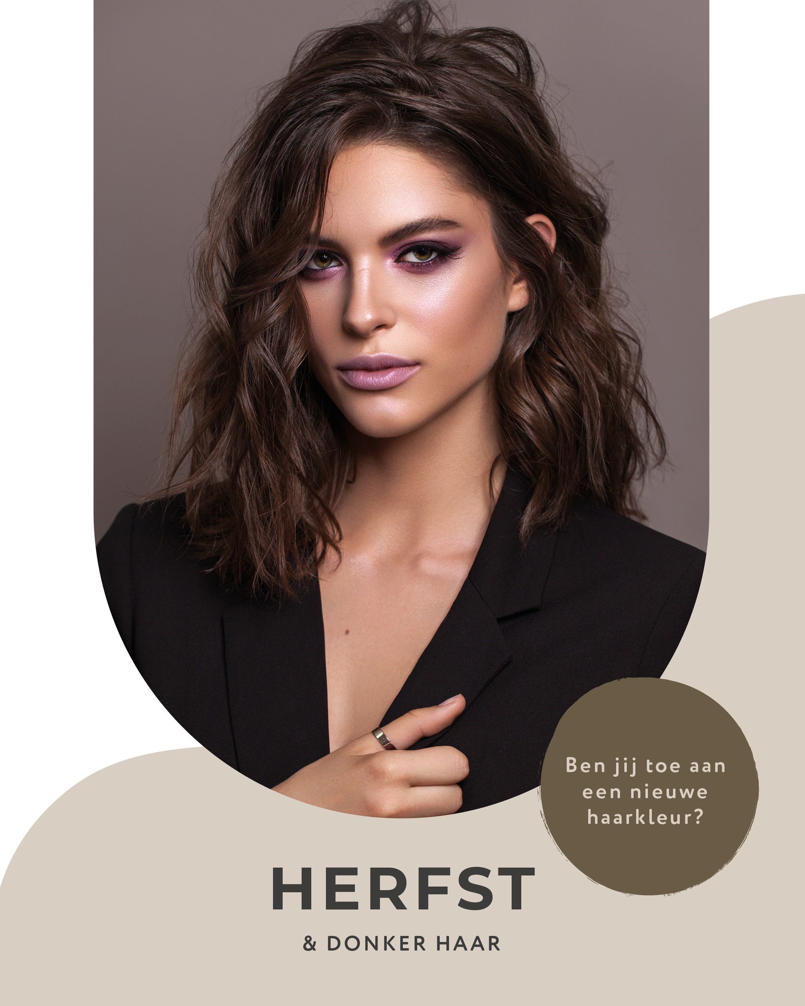 Herfst betekent kouder weer, kortere dagen… en donkerder haar 🤎
Op Instagram en TikTok zie je het overal: warme tinten zijn dé look van dit seizoen. Denk aan koper, karamel, chocoladebruin en honingblond: kleuren die je haar diepte, glans en een luxe gloed geven. Perfect voor het najaar, als het licht zachter wordt en je look best wat warmte mag hebben.
Ben jij toe aan een nieuwe haarkleur? Plan je afspraak via de website (link in bio) en laat onze stylisten jouw perfecte herfstkleur creëren. 🍂
#Haartrends2025 #Herfsthaar #KapperLeeuwarden