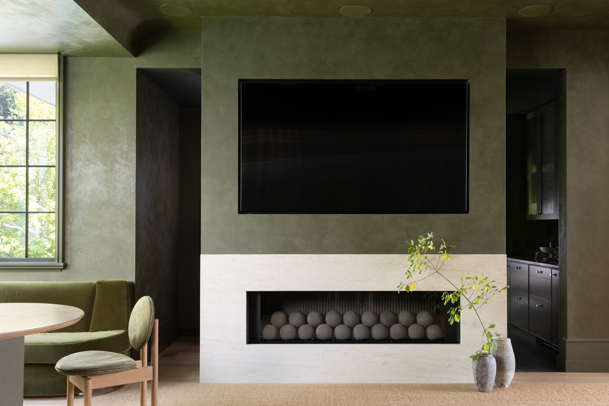 Craftsmanship meets nature in a space defined by subtle greens, tactile finishes, and an organic warmth that feels both modern and timeless.
Photograph: @emilyobrienphoto_design
Architect: @mcalpinehouse
Interior Design: @changoandco
#custombuilder #earthyinteriors #luxuryhomes #newenglandstyle #organicdesign #refinedcraftsmanship #custommillwork #designbuild #naturalpalette #interiordetails #timelessdesign #luxuryinteriors #bostonbuilder #craftedwithcare #modernliving