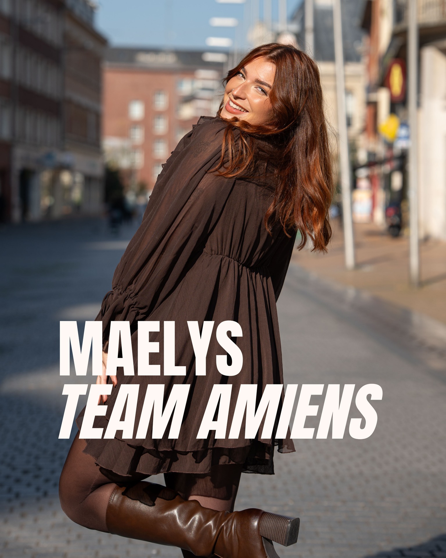 Aujourd’hui, on vous présente Maelys de la team WILD Amiens ! 💁🏽♀️
Depuis 2015, Maelys vit pleinement sa passion pour la coiffure.
Après un CAP dans un petit salon de campagne, un BP à Amiens puis une année de Brevet de Maîtrise, Maelys a perfectionné ses techniques et s’est spécialisée dans les balayages et les grandes transformations.
Curieuse et ambitieuse, elle a aussi eu la chance de travailler un moment au Canada : une expérience marquante qui lui a permis d’élargir sa vision du métier, d’explorer d’autres approches et de nourrir encore davantage sa créativité.
Ce qu’elle préfère dans son métier ?
Ce moment où une cliente lui dit : « C’est la première fois que je vois mes cheveux comme ça ! »
Passionnée, perfectionniste et toujours en quête de nouveauté, Maelys voit chaque coiffure comme une création unique. Une manière de révéler la beauté et la confiance de chacune. 🖤
💌 Vous lui laissez un petit mot ?
___
#️⃣ : wild coiffeur coloriste, coiffeuse amiens, salon de coiffure amiens, soin cheveux, coiffure professionnelle, bien-être cheveux, coiffure mode, coiffure inspiration, équipe WILD, coiffeur amiens
📸 & CM : @agence.boujoubien