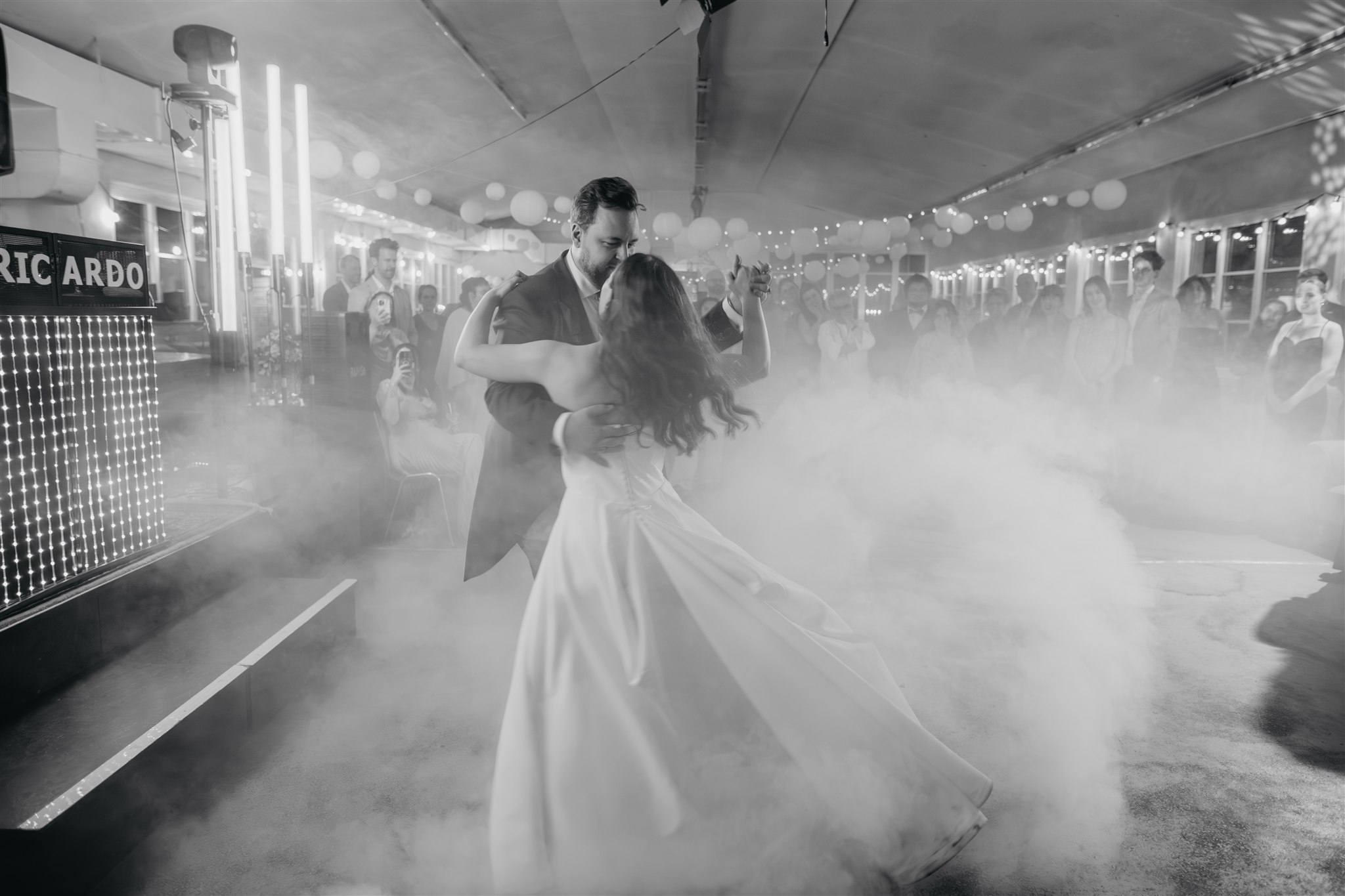 ✨ Ich wünsche mir, dass ihr euch erinnert – an das Gefühl. ✨
Es geht nicht nur um schöne Bilder.
Es geht um das Gefühl, das bleibt, wenn alles andere längst vergangen ist.
Wie sich seine Stimme angehört hat, als er „Ja“ gesagt hat.
Wie dein Kleid leise über den Boden gefegt ist.
Wie ihr euch angeschaut habt – und die Welt war für einen kurzen Moment still. 🤍
Und dann – dieses Lachen.
Ehrlich, laut, voller Freude.
Freunde, die euch in den Arm nehmen.
Musik, die euch trägt.
Dieses unbeschreibliche Glück, das in jedem Gesicht zu sehen ist.
Ich wünsche mir, dass ihr euch erinnert.
Nicht an das Bild.
Sondern an das Gefühl, das es in euch auslöst. ✨
Und wenn ihr genau dieses Gefühl für euren Tag festhalten möchtet –
dann schreibt mir gern.
Ich freu mich, euch kennenzulernen. 🫶