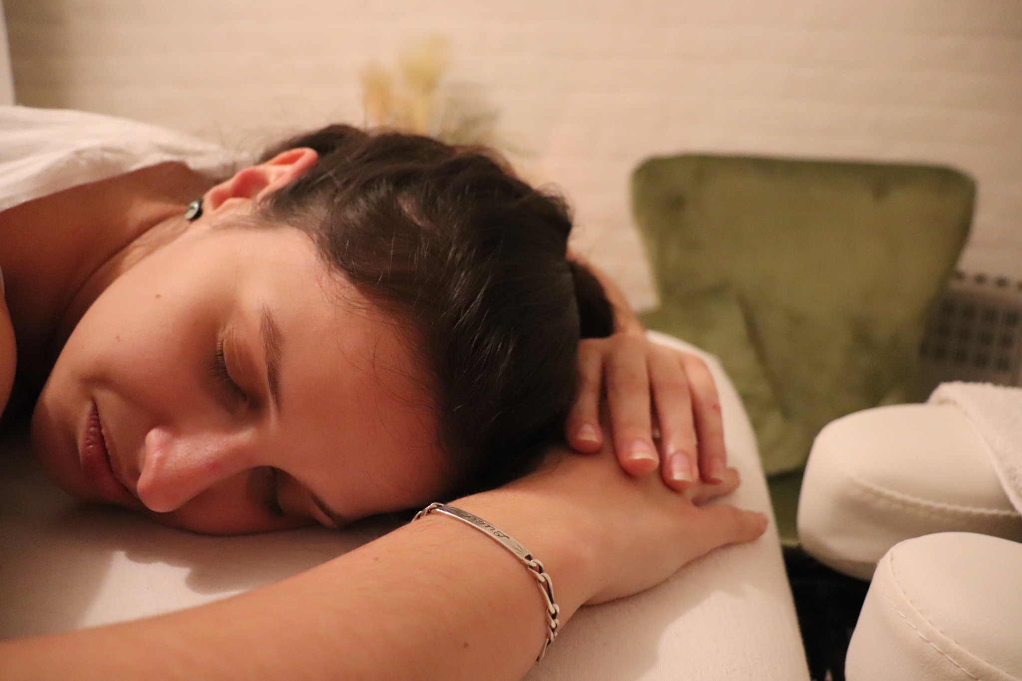 🌙 7 bienfaits du massage pour un sommeil réparateur 🌙
Vous avez du mal à trouver le sommeil ou à dormir profondément ? Un massage régulier peut transformer vos nuits ! Voici 7 raisons de vous faire chouchouter :
1️⃣ Réduction du stress – Détend le corps et l’esprit pour un endormissement plus facile.
2️⃣ Relaxation musculaire – Les tensions disparaissent, vous vous sentez léger et détendu.
3️⃣ Amélioration de la circulation sanguine – Favorise un meilleur apport en oxygène aux muscles et organes.
4️⃣ Équilibre hormonal – Stimule la sérotonine et la mélatonine, hormones clés du sommeil.
5️⃣ Réduction de l’anxiété – Apaise le mental et prépare votre esprit à la détente.
6️⃣ Sommeil plus profond et réparateur – Diminue les réveils nocturnes et améliore la qualité du sommeil.
7️⃣ Routine bien-être – Un moment régulier pour vous reconnecter à votre corps et votre sérénité.
💆♀️ Offrez-vous ce moment de détente et transformez vos nuits !
#BienEtre #Massage #SommeilReparateur #Detente #Relaxation #PharaonBienEtre