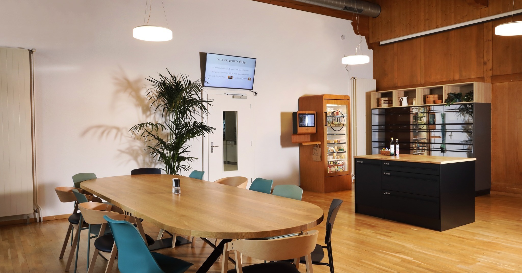 Raum für Ideen und Begegnung. 💡
Offene Strukturen, warme Materialien und durchdachte Details schaffen eine Arbeitsumgebung, die Austausch und Kreativität fördert. 🌿
Gepolsterte Sitznischen, Freiform-Tische und eine grosszügige Teeküche bieten Platz für Zusammenarbeit und Pausen – funktional, wohnlich und mit Liebe zum Detail gefertigt.
🔹 Materialien: Eiche massiv / furniert, HPL, Textil
🔹 Bereiche: Arbeitsplätze, Sitznischen, Teeküche, Aufenthaltszonen
🔹 Planung: @offconsult
🔹 Fotografie: @justinhessionphotography
#innenausbau #officeinspiration #arbeitswelten #holzbau #sitznischen #teeküche #interiorarchitecture #modernoffice #bochslerag #büroausbau #handwerkmitstil