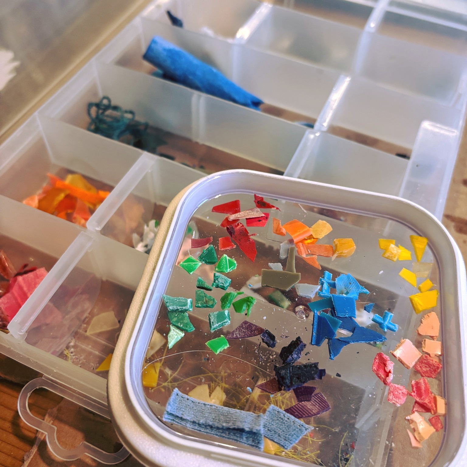 😳 this week in the workshop; beach plastic Hairclips!! 🌊💙