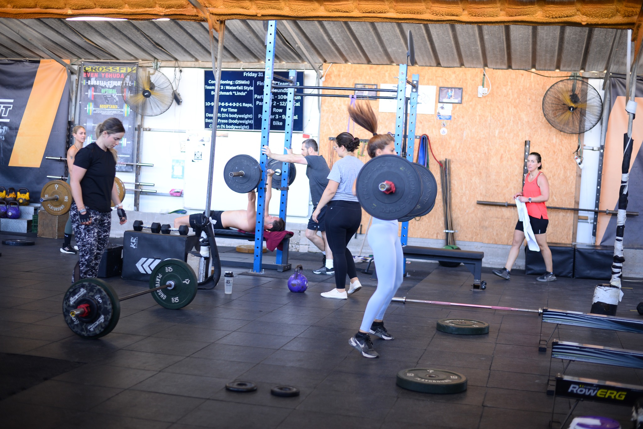 יום שישי בבוקס
סוגרים את השבוע כמו שצריך - דדליפטים חזקים, עבודת זוגות תחרותית והרבה אנרגיה באוויר ⚡
הזוג המנצח יוצא עם חיוך, והמפסיד... עם 24 קלוריות על הבייק 😅
כולם נרשמים ל22.11 יום שבת הבאה - 10 שנים לבוקס !!!
האימון היומי - https://www.crossfitey.com/wod
שעות אימון :
בוקר
08:00 – CrossFit / Open Box
09:00 – CrossFit / Open Box
10:00 – CrossFit / Open Box
צהריים
12:30 – StrongMan
14:00 – StrongMan / Open Box
15:30 – CrossFit / Open Box