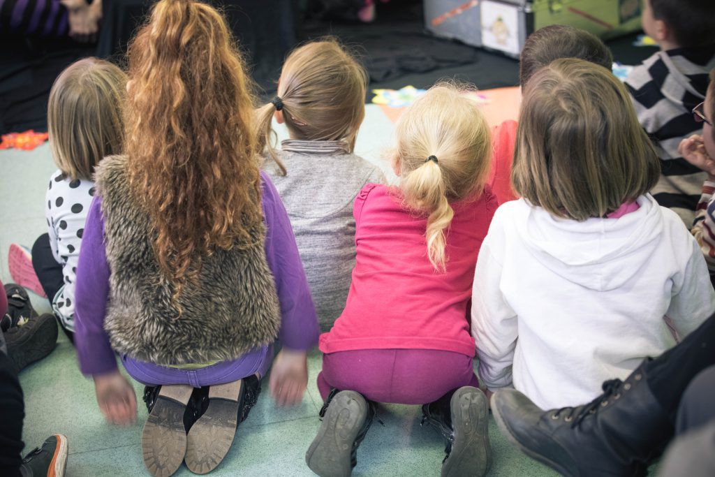 Ce samedi 15 novembre, @pipelette_la_chaussette revient nous raconter ses nouvelles aventures avec son spectacle Zille Zaille Zouille 🧦
Au fil des chansons, des comptines et des jeux de doigts, les enfants rient, participent et découvrent tout un monde plein de douceur et de fantaisie. Un moment simple et interactif, à partager en famille… 😉
📍Rendez vous ce samedi à la bibliothèque Est Denis-Diderot de @vincennesmaville à 16h30. Les réservations se font sur place ou au 01 43 74 66 43. L’autre spectacle prévu à 10h à la vibliothèque Ouest Christine-de-Pisan de Vincennes est complet.
#spectacle #contes #pipelettelachaussette #marionnettes #histoire #comptines #musique #vincennes