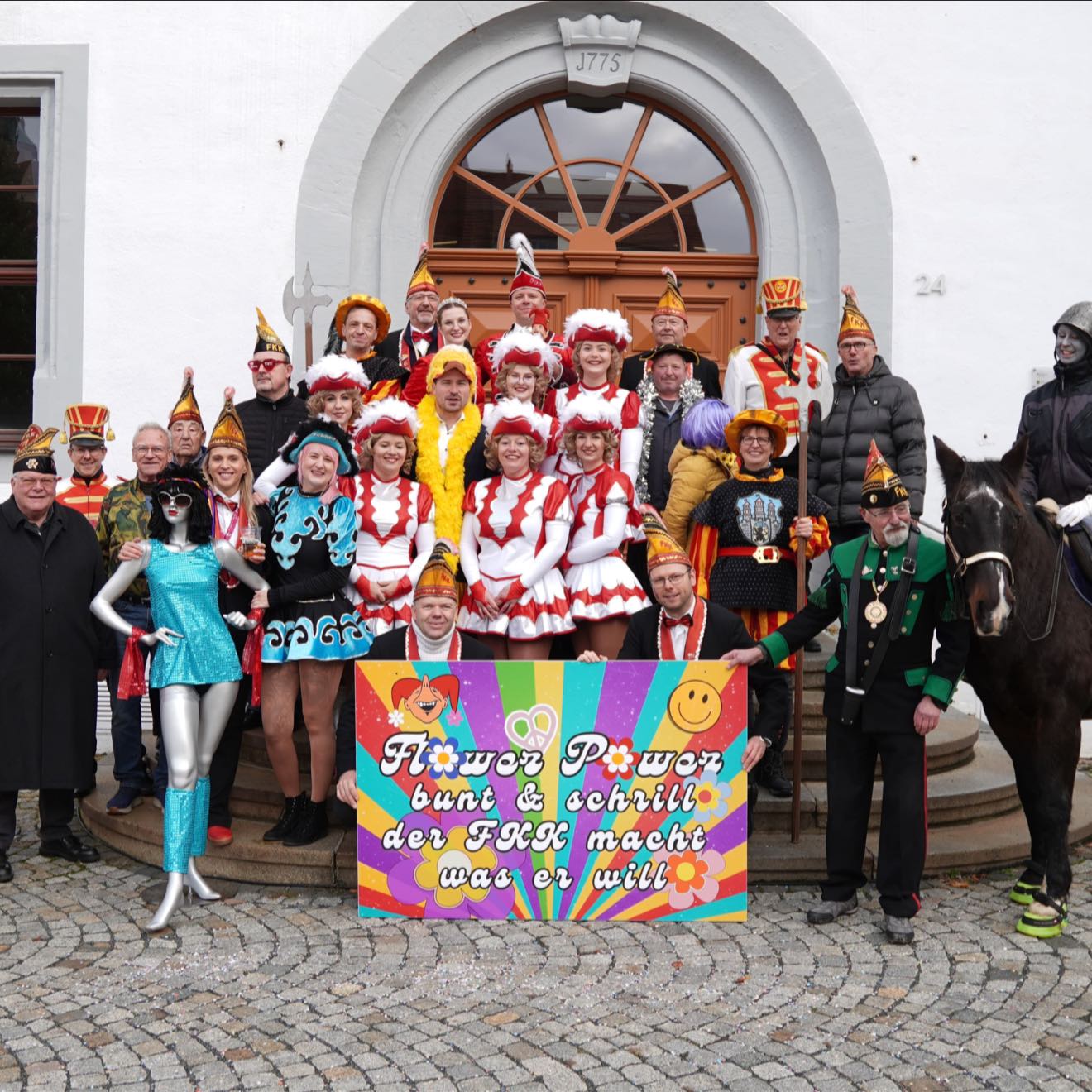 🎈🎉🥳Die fünfte Jahreszeit ist eröffnet! 🎉
Gemeinsam mit hunderten Zuschauern auf dem Freiberger Obermarkt startete der Freiberger Karnevalklub in seine 41. Saison.
👑 Prinzessin Lucy I. & Prinz Lars I. regieren ab sofort das närrische Freiberg und haben Bürgemeister Martin Seltmann und mir den Rathausschlüssel abgenommen.
Der FKK wollte diesmal die 5. Jahreszeit gleich bis Mai 2026 verlängern. Getreu dem diesjährigen Motto: "Flower-Power, bunt und schrill, der FKK macht was er will" 🌸🌼🕺🏻Unsere Antwort war natürlich ein gemeinsames NEIN. Ich hoffe, ich muss nicht bis zum Aschermittwoch warten, dass meine 1. Amtszeit beginnt. 😉
Auf eine fröhliche, närrische Zeit und gut gelaunte 41. Saison mit vielen Besuchern. Glücki, Glücki, auf! auf!