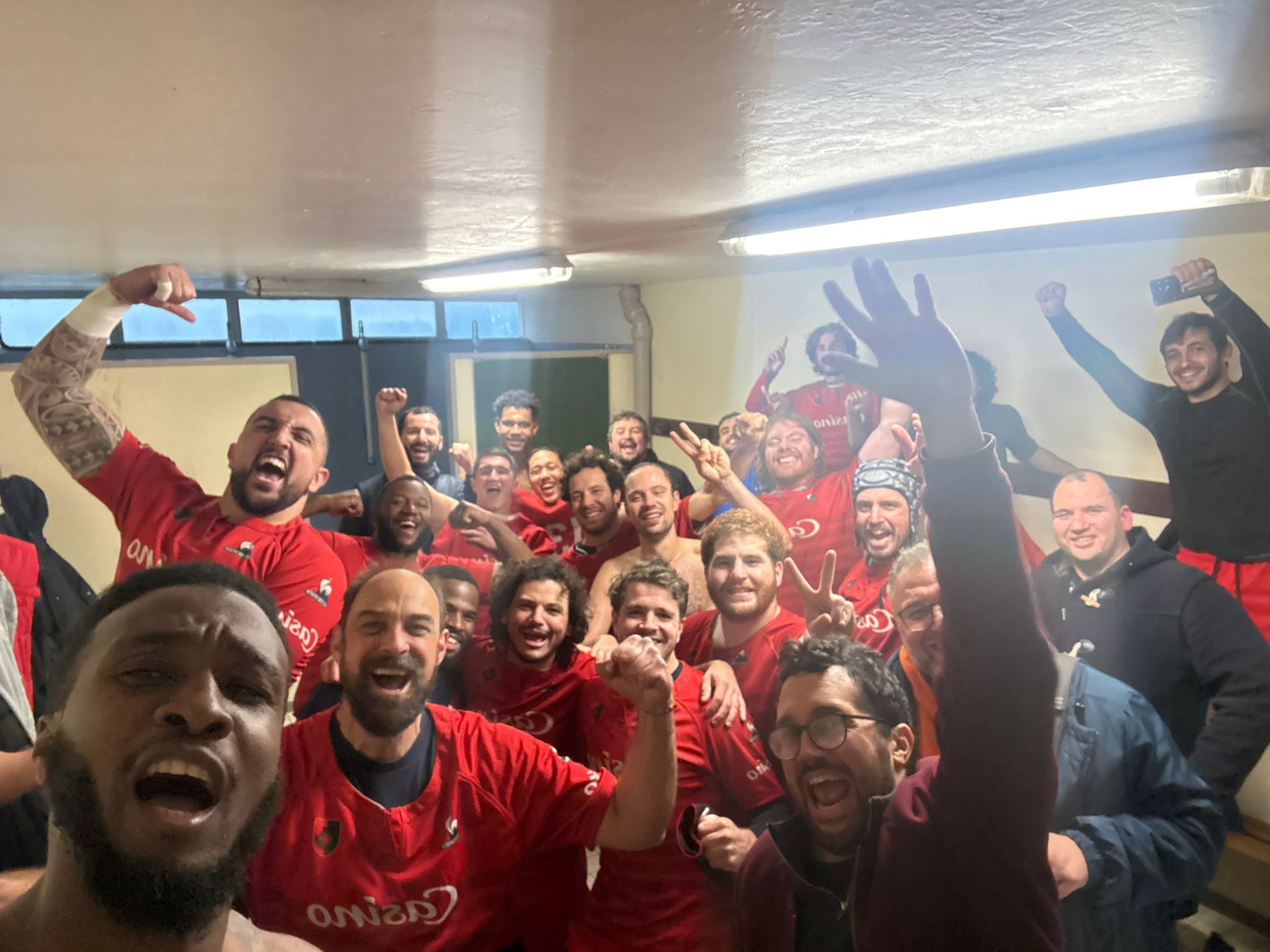 Victoire de nos seniors dans ce derby incertain jusqu'au bout!
Ils s’imposent 16-13 sur la pelouse du @rosny_rugby et enchaînent une deuxième victoire consécutive!
Likez
Partagez
Et surtout rejoignez nous!
Rugby Amateur
#rugbyamateur
#rugbypourtous
#touspourpantin