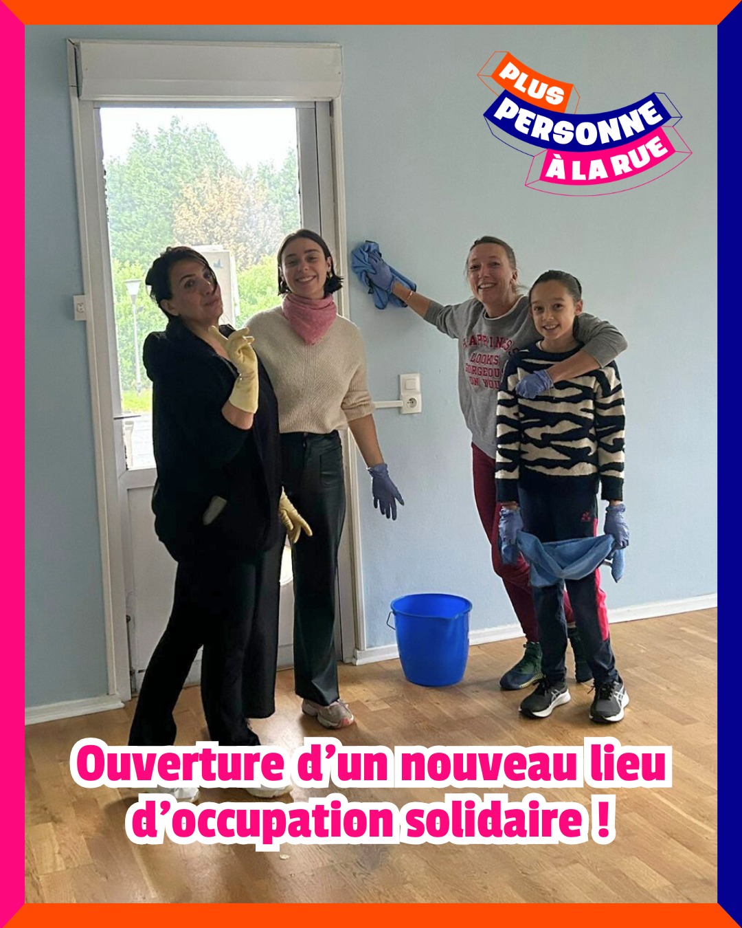 Un sacré chantier solidaire 😍
Depuis quelques semaines, le territoire s'active pour préparer l'arrivée de 30 personnes dans notre futur site d'occupation solidaire à Bondues !
D'anciens bureaux transformés temporairement en hébergement, ça en fait de la préparation en amont ! 🙌
Entre les chantiers bénévoles pour nettoyer, peindre, aménager 🎨, les dons des entreprises à récupérer, les meubles à monter 🛋️, le travail avec les associations pour l'orientation et l'accompagnement des futurs habitants 🏡, la coopération avec la mairie de Bondues ✏️...
Nous sommes bientôt prêts à accueillir les 6 premières personnes dans leur hébergement : des jeunes accompagnés par la @mission_emploi_lys_tourcoing, mais NOUS AVONS ENCORE BESOIN DE VOUS 💪
Si vous êtes une entreprise, nous cherchons encore des dons (douches, poignées, robinets, couettes, peinture...), contacte-nous si tu as de quoi nous sauver !
Si vous voulez contribuer au lieu, on a des missions dessin, aménagement, logistique... Et ce sont toujours des bons moments 🌞
Prochaines dates ici dans le lien en bio (Opportunités d'engagement)
MERCI 🙏