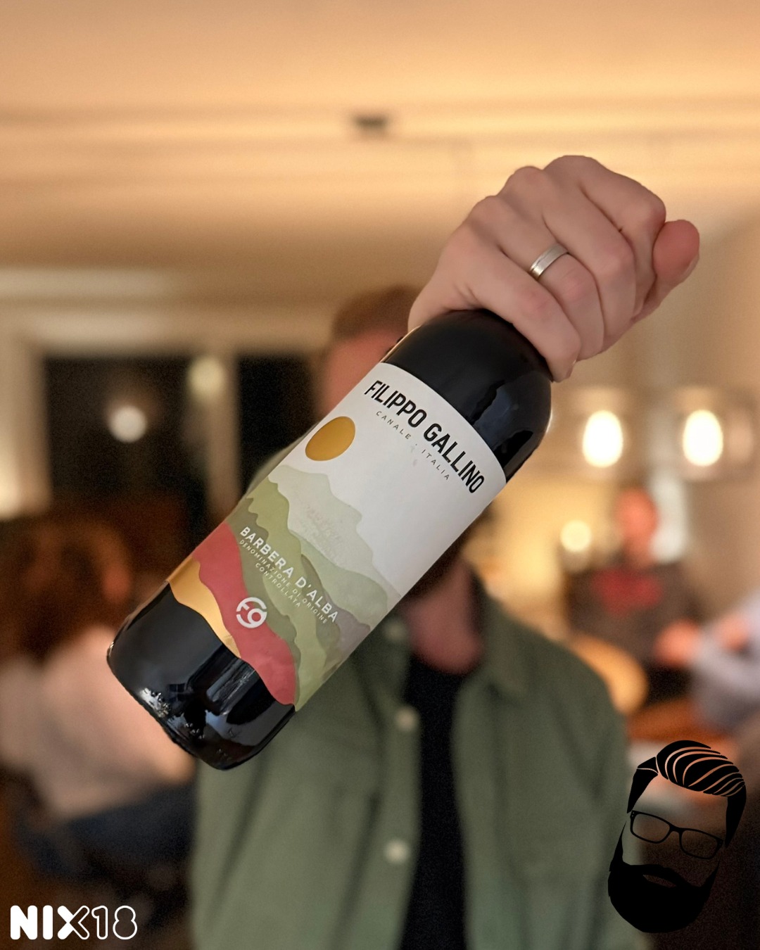 Barbera d'Alba, Filippo Gallino, Piemonte, Italië
Snoep voor de kinderen, Barbera voor de ouders... Zo houd je Sint Maarten nog een beetje gezellig! Als de kinderliedjes je hart nog niet verwarmd hebben, doet deze Barbera d'Alba het wel. Want wat is dit een heerlijk glas wijn!🍷
Deze Barbera is vooral sappig en heerlijk zacht. Hij staat bol van het donkere fruit. Denk aan zwarte kersen, bramen, maar ook wat frambozen. Daarnaast heeft 'ie nog best wat hoge zuren en tannine. Maar als je 'm even laat staan, wordt 'ie alleen maar mooier. Doe daarbij nog de kenmerkende kruidigheid die elke goeie Barbera heeft: nootmuskaat, zwarte peper, een heel kruidenrekje. En de afdronk is lang en lekker verwarmend. Heerlijke herfstwijn!🍂
Deze wijn komt helemaal tot zijn recht met harde kazen, stevige voorgerechten en rijke sauzen. En voor de open haard is 'ie helemaal top!👍
Onze beoordeling: 🍼🍼🍼🍼
Wij kregen 'm van @sipnouveau.nl. Richtprijs is €12,49.
Barbera is een beetje de onderkoning van Piemonte, waar de Nebbiolo de koning is.🇮🇹 Altijd vol sap, energie en mooie zuren. De Barbera d’Asti is wat zachter en fruitiger – daardoor een heel toegankelijke wijn. De Barbera d’Alba daarentegen? Die heeft wat meer diepgang, kracht en kruidigheid – een wijn met een donker randje, maar zo mooi. Beide anders, allebei heerlijk. En stiekem onze favoriet uit de streek!
Filippo Gallino is pure Piemontese passie in een fles. Al generaties lang maken ze daar in het hart van het Roero-gebied wijnen met liefde, lef en een flinke scheut zon. Denk aan familietraditie, vakmanschap en druiven die met zorg grootgebracht worden. En geloof me: één slok en je snapt precies waarom ze daar nooit haast hebben — sommige dingen moeten gewoon rijpen.
Deze fles is ter beschikking gesteld door de wijnhandel en is geen betaalde reclame.
#filippogallino #barbera #alba #piemontesewine #piemonte #proost #wine #wineenthusiastlife #winefluencer #winelover #wineofinstagram #winestagram #instawine #dewijnvaders #wijn #vaders #prouddad #papa