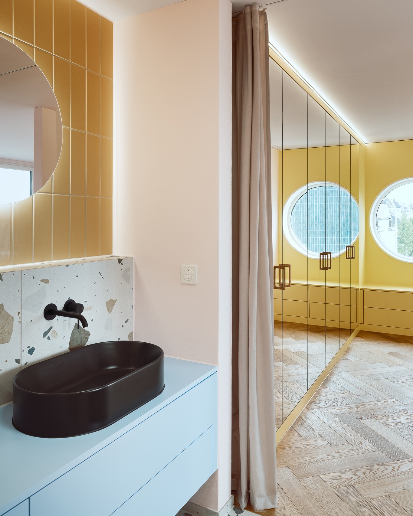 Massarbeit bis ins Detail. ✨
Vom Badmöbel über Einbauten bis zu Innentüren und Fensterverkleidungen – jedes Element wurde individuell gefertigt und harmonisch aufeinander abgestimmt.
Farbmut, Präzision und Handwerkskunst schaffen ein stimmiges Ganzes mit Charakter. 🌿
🔹 Bereiche: Badmöbel, Innentüren, Fensterfutter, Schrankeinbauten, Rundfensterverkleidung
🔹 Architektur / Bauleitung: https://www.barkarchitekten.ch/
#innenausbau #schreinerhandwerk #badmöbel #innentüren #einbauschränke #handwerkmitstil #interiorinspiration #umbau #bochslerag #barkarchitekten #holzdesign #innenarchitektur #massarbeit