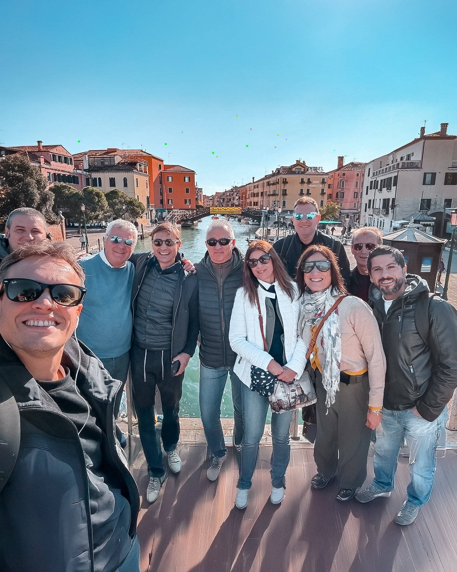 𝟰-𝟲 𝗻𝗼𝘃𝗲𝗺𝗯𝗿𝗲 𝟮𝟬𝟮𝟱 | 𝗩𝗲𝗻𝗲𝘇𝗶𝗮 - 𝗧𝗿𝗶𝗲𝘀𝘁𝗲
✨Un viaggio che ha unito formazione, scoperta e riconoscimento, con la partecipazione di alcuni dei nostri consulenti, accompagnati da due dei nostri Agenti Generali.
La prima giornata è stata dedicata alla visita della città di 𝗩𝗲𝗻𝗲𝘇𝗶𝗮. Il giorno successivo ha visto i partecipanti impegnati in un incontro formativo presso la 𝘀𝗲𝗱𝗲 𝗗𝗶𝗿𝗲𝘇𝗶𝗼𝗻𝗮𝗹𝗲 𝗱𝗶 𝗚𝗲𝗻𝗲𝗿𝗮𝗹𝗶 𝗜𝘁𝗮𝗹𝗶𝗮 𝗮 𝗠𝗼𝗴𝗹𝗶𝗮𝗻𝗼 𝗩𝗲𝗻𝗲𝘁𝗼, mentre l’ultima tappa ha condotto alcuni di loro a 𝗧𝗿𝗶𝗲𝘀𝘁𝗲 per la visita all’𝗔𝗿𝗰𝗵𝗶𝘃𝗶𝗼 𝗦𝘁𝗼𝗿𝗶𝗰𝗼 𝗱𝗶 𝗚𝗲𝗻𝗲𝗿𝗮𝗹𝗶 e la premiazione 𝘗𝘳𝘰𝘵𝘦𝘤𝘵𝘪𝘰𝘯 𝘊𝘩𝘢𝘭𝘭𝘦𝘯𝘨𝘦, momento di celebrazione dei risultati raggiunti.
🤝Tre giorni per rafforzare lo spirito di squadra, valorizzare il percorso di ciascuno e rinnovare la passione che ogni giorno ci guida nel nostro lavoro.
#Wearecomoviacecilio #Generalicomoviacecilio #Assicurazioni #Teamwork #Partnerdivita #Piùdiunlavoro