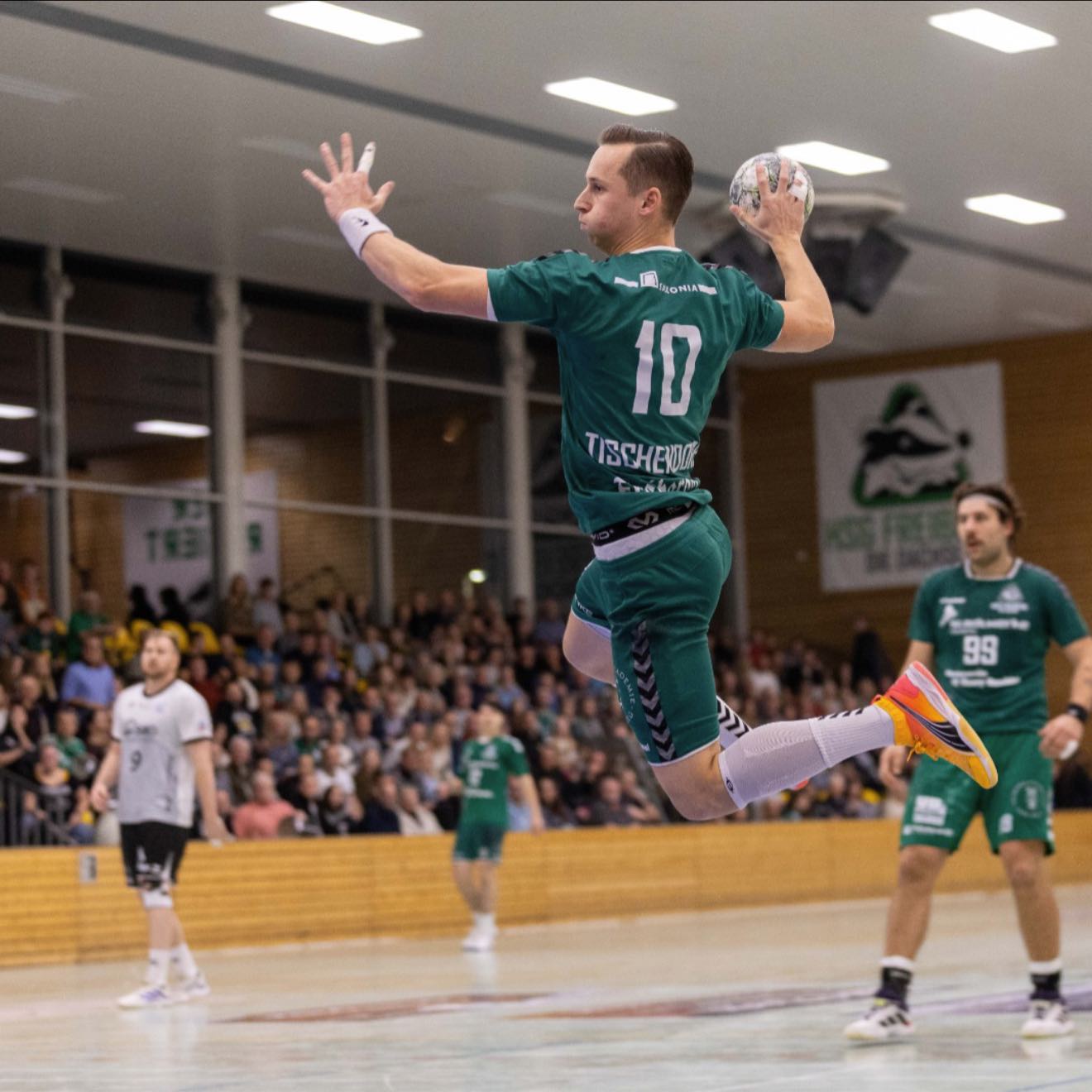 🔥 Ein Spiel mit Feuer bei dem unsere Dachse der HSG Freiberg es dem Tabellenführer NHV Concordia Delitzsch gestern alles andere als leicht gemacht haben. Denn der Dachsbau rappelvoll, ausverkauft und hat von der ersten bis zur letzten Minute die Mannschaft nach Kräften unterstützt und mitgefiebert.
Trotz der 27:35-Niederlage war es kein ganz bitterer Abend – im Gegenteil: Man spürt auf der Platte, dass die Mannschaft stärker ist, als die Ergebnisse es gerade zeigen. Ein bisschen underperformed, ja – aber die Spielerqualität spricht für mehr.
Besonders schön: Auch junge Spieler haben gestern ihre Chance genutzt, sich gezeigt und sich mutig ins Team eingebracht. Das ist ein starkes Zeichen für die hervorragende Nachwuchsarbeit im Verein und macht Lust auf die Zukunft.
Bestens unterhalten – dank eines Teams, das kämpft, und eines Publikums, das für den Sport brennt.
Ein echter Handballabend für Freiberg! 🦡🤾♂️💥
📸Marcel Schlenkrich