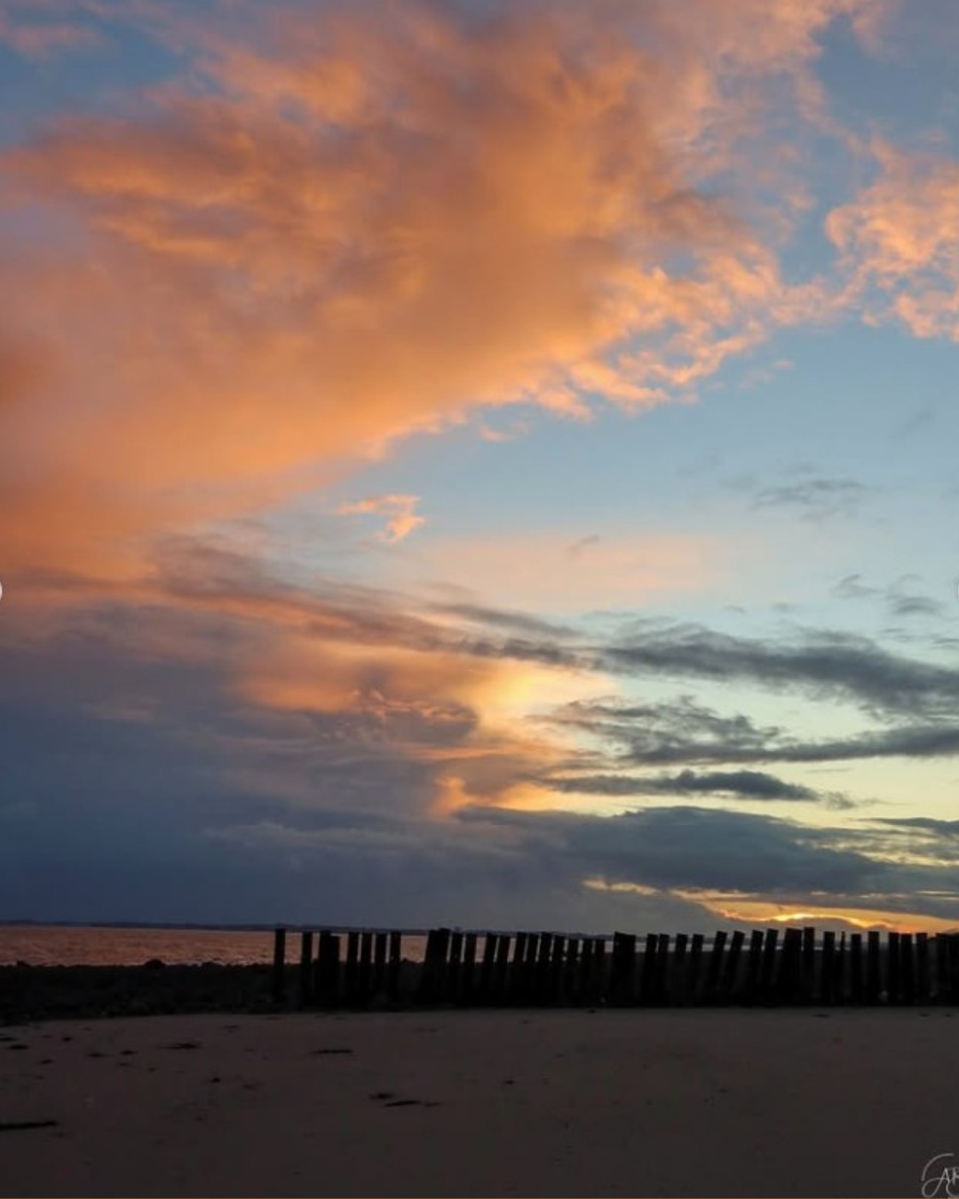 When the sky puts on a show like this, you just have to stop and admire 🌅💫
Gyles Quay is one of those magical coastal spots where every evening feels a little different — but always breathtaking. The peace, the colours, the sound of the waves… pure coastal calm. 💙
Would you stay to catch the sunset or come early for a sunrise stroll? 🌞🌊
Find out more on sealouth.ie/gyles-quay
Photo credit: @ann.bruen
#SeaLouth #IrelandsAncientEast #KeepDiscovering #See #Eat #Admire #GylesQuay #CooleyPeninsula #VisitLouth #IrishSunsets #BeachMagic #CoastalIreland