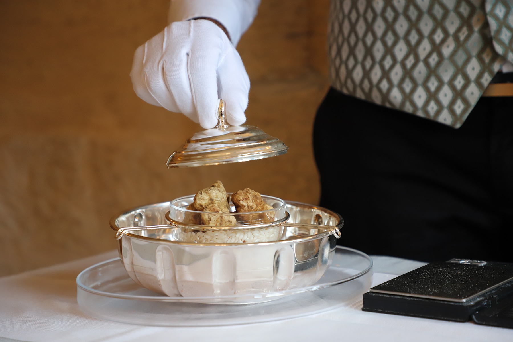 A fresh batch of white truffles has arrived, and they're causing a delightful stir in the kitchen.
These earthy treasures from Alba are fleeting, here for mere weeks before winter whisks them away.
Reserve your table at Luna before they vanish - link in bio.
A fresh batch of white truffles has arrived, and they're causing a delightful stir in the kitchen. lazzoparisionaxxar #whitetruffles