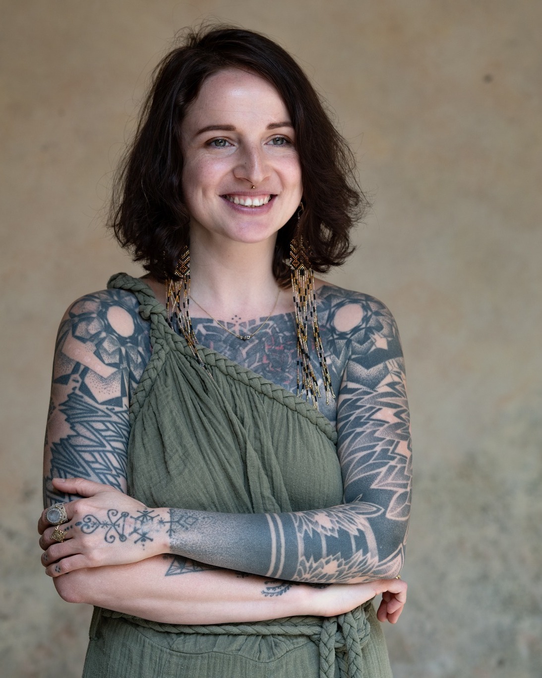 K některým věcem je potřeba si v životě dojít. Co, jsem poprvé vzala do ruky strojek uplynulo více než 15let...
Za tu dobu jsem si vyzkoušela různý přístup k tetování i ke svým klientům až společně i s mou vlastní zkušeností jsem došla k tomu, že...
... i přesto, že mám koncept se kterým pracuji a dává celé spolupráci určitou strukturu, dbám a respektuji každého individualitu a jeho potřeby. Co to znamená v praxi? Návrhy podle potřeby posílám dopředu, tak aby měl každý tolik času, kolik potřebuje (humanitární design to vždy prozradí:)) tak, aby se ve spolupráci cítil/a dobře a věděl/a, že má prostor na to říct o případné změny.
... Rozumím tomu, jak tetování pro někoho může být velká, citlivá a intimní věc a proto tak k celému procesu přistupuju. Chci by tetování se mnou byla tou zkušeností, za kterou se budeš s radostí ve vzpomínkách vracet.
... Dávno vím, že tetování není jen o kvalitním vyhotovení samotného obrazu, ale do celkového dojmu vstupuje spoustu dalších faktorů, které ovnivňují, jaký budeš mít s tetováním vztah. Tyto faktory jsou pro mě stejně důležité jako estetický výsledek.
... Není to u mě o kvantitě ale o kvalitě přístupu a toho, co do toho ze sebe dávám.
Už jsem si vyzkoušela tetovat několik lidí denně a mít plné booking na půl roku +dopředu a vím, že tohle není moje cesta.
Když se budete chtít za mnou vydat bude to chtít dávku odvahy. Udělat krok a dát své nevratné ANO tématu, které s tetováním přichází.
Těším se na všechny projekty v roce 2026, které na mě čekají.
Pro více info použij odkaz v biu.
#vedometetovani