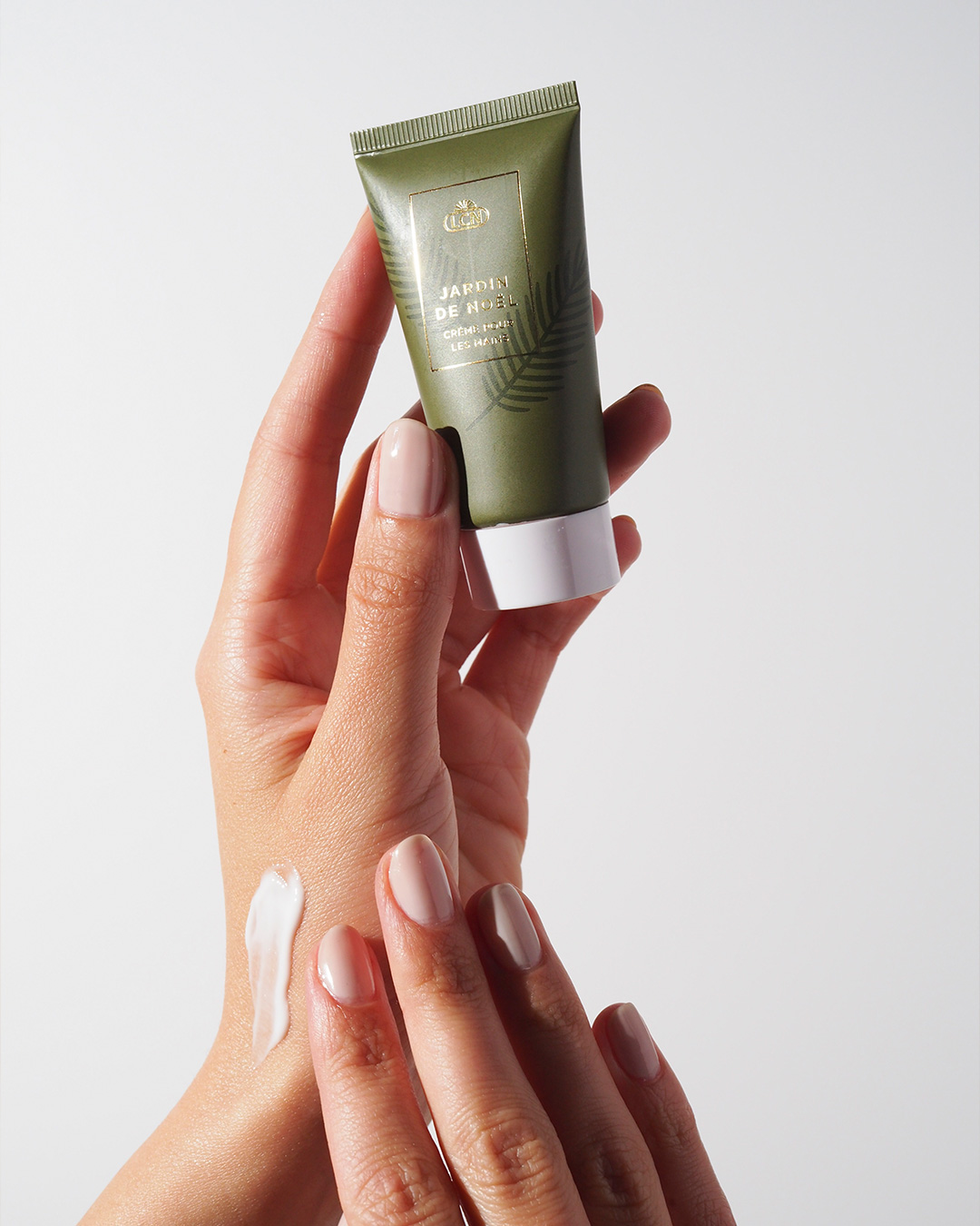 Jardin de Noël – Hand Care for Your Clients & Studio Retail ✨
Step into the festive mood with our Jardin de Noël Collection! 🎄💚
Inspired by the colors and scents of winter, it blends luxurious skincare, trendy nail looks, and cozy lifestyle highlights – perfect for your clients or as a gift idea for the holidays.
💅 Studio highlight:
Our moisturizing hand cream is ideal for daily care and a perfect retail product.
🌿 Why everyone loves it:
Intensive care with panthenol, shea butter & vitamin E
Elegant scent of warm sandalwood & calming lavender
Absorbs quickly, non-greasy
Perfect handbag size & stylish winter-green design
Pamper hands while boosting your studio sales – a small luxury with a big effect! ✨
📸 Tip: Showcase it on your studio shelf or in your Instagram story – clients love the mix of care, scent & festive packaging!
#NailStudio #HandCare #JardinDeNoel #WinterCare #StudioRetail #HandCream #LuxuryCare #CozyDesign #HolidayGift #StudioTips