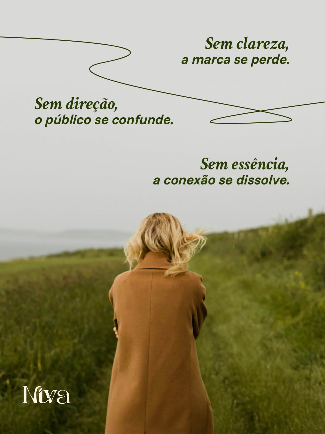 Muitas marcas começam com boas intenções, mas acabam mudando constantemente sua comunicação, tom ou foco, tentando agradar a todos. E, no processo, perdem sua essência e confundem quem as acompanha.
Clareza não é rigidez; é entender quem somos, qual é nossa mensagem e como queremos impactar as pessoas. Cada ação da marca precisa conversar com outra, construindo uma trajetória coerente e que inspire confiança.
Na Niva, acreditamos que construir uma marca é um caminho de descobertas e ajustes, mas nunca de improviso. Caminhamos juntas para dar forma a uma identidade clara e consistente, permitindo que a marca cresça de forma autêntica e crie conexão verdadeira com quem importa.