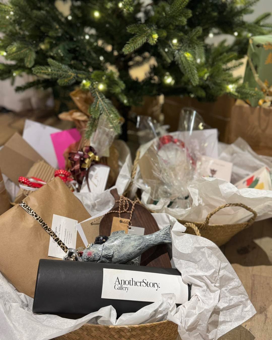 TÄVLING AVSLUTAD🎄✨
Julen närmar sig och i samband med ”jul på Spinneriet” vill vi sprida lite extra glädje till er som följer oss här på Instagram! Vi lottar ut tre exklusiva korgar fyllda med fina saker från våra verksamheter på Spinneriet. Varje korg har ett värde på ca 1500 kr, perfekt inför julens tider!
Såhär tävlar du:
1. Följ Spinnerietlindome på Instagram
2. Gilla detta inlägg
3. Tagga två vänner som du vill dela julglädjen med!
Vinnarna kommer att dras den 14/12 och kontaktas via DM på Instagram av endast detta konto!
Stort lycka till🤶🏻
OBS! Tävlingen är ej sponsrad eller administrerad av Instagram.
Vinnarna av årets julkorgar är:
@fotograf_tanja_albinsson_e
@jonnasbakeri
@filiphabellring
Stort grattis till er! Vi kontaktar er i DM för information kring upphämtning 🥳
#spinnerietilindome #tävling #julkorg #utflyktigöteborg