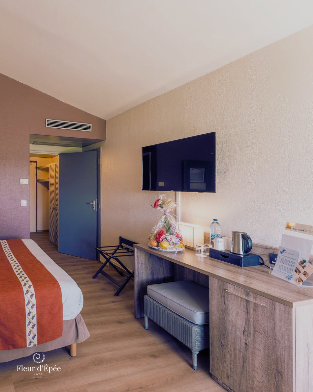 Et si l'on vous proposait un nouveau rituel ?
Vous poussez la porte de la chambre après avoir récupéré la clé à la réception, et la première chose qui vous accueille, c’est ce bureau parfaitement agencé. Vous y posez vos lunettes, votre téléphone, peut-être même vos idées du jour. La télévision s’allume en fond, juste pour accompagner l’ambiance.
Puis, votre regard se pose sur la bouilloire.
Un geste simple : un peu d’eau, un sachet de thé ou un café fumant… et c’est tout votre moment qui change. La journée ralentit, les épaules se relâchent, et ce petit coin devient un refuge où l’on décompresse, où l'on se concentre, où l’on planifie l’excursion du lendemain.
Que vous soyez en mode travail ou en mode détente, cet espace devient votre petit refuge personnel pour savourer votre séjour — à votre rythme, dans votre bulle.
#sejourhotel #rituelbienetre #hotelfleurdepee #experienceclient #hotelguadeloupe